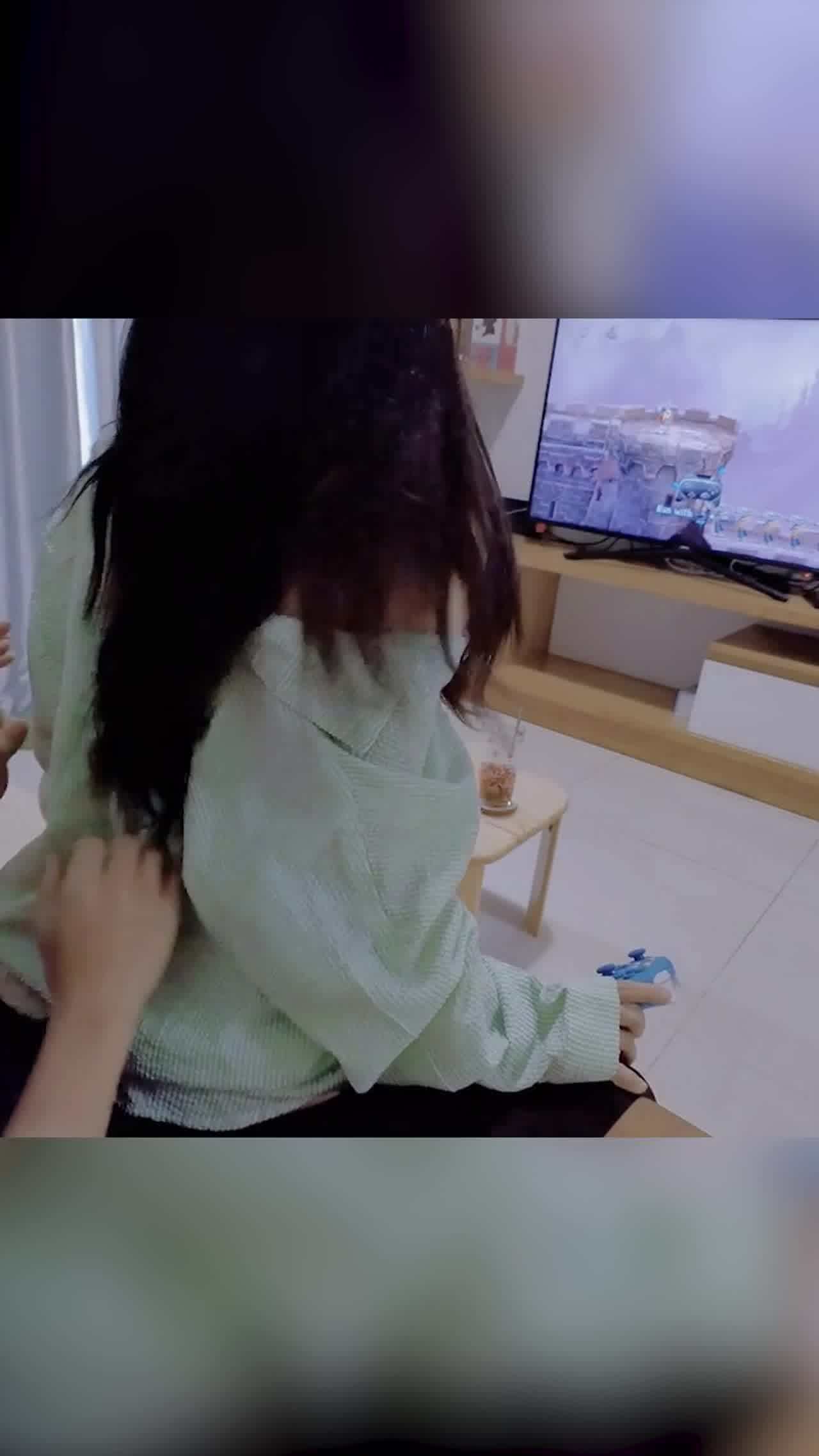  清纯系闷骚屁股诱惑 的剧照3