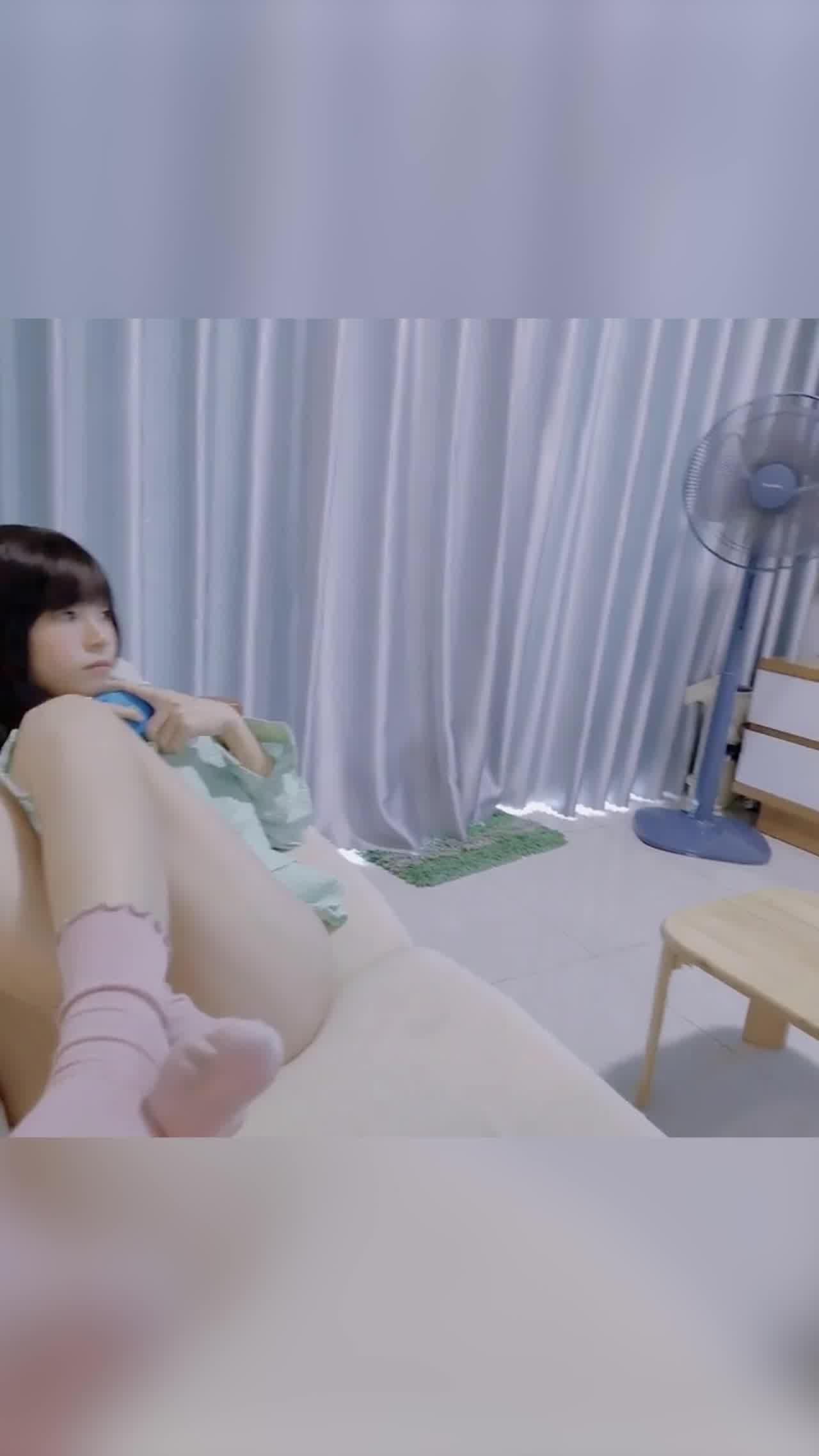  清纯系闷骚屁股诱惑 的剧照7