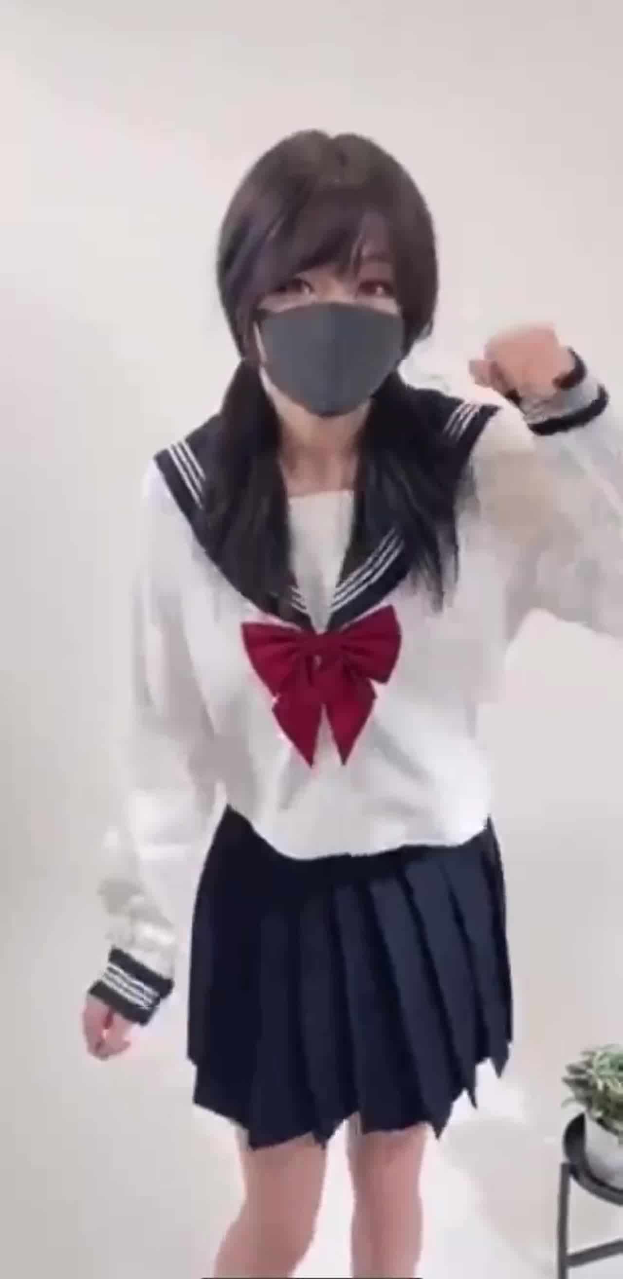  水手服美少女摇身一变cos御姐 的剧照5