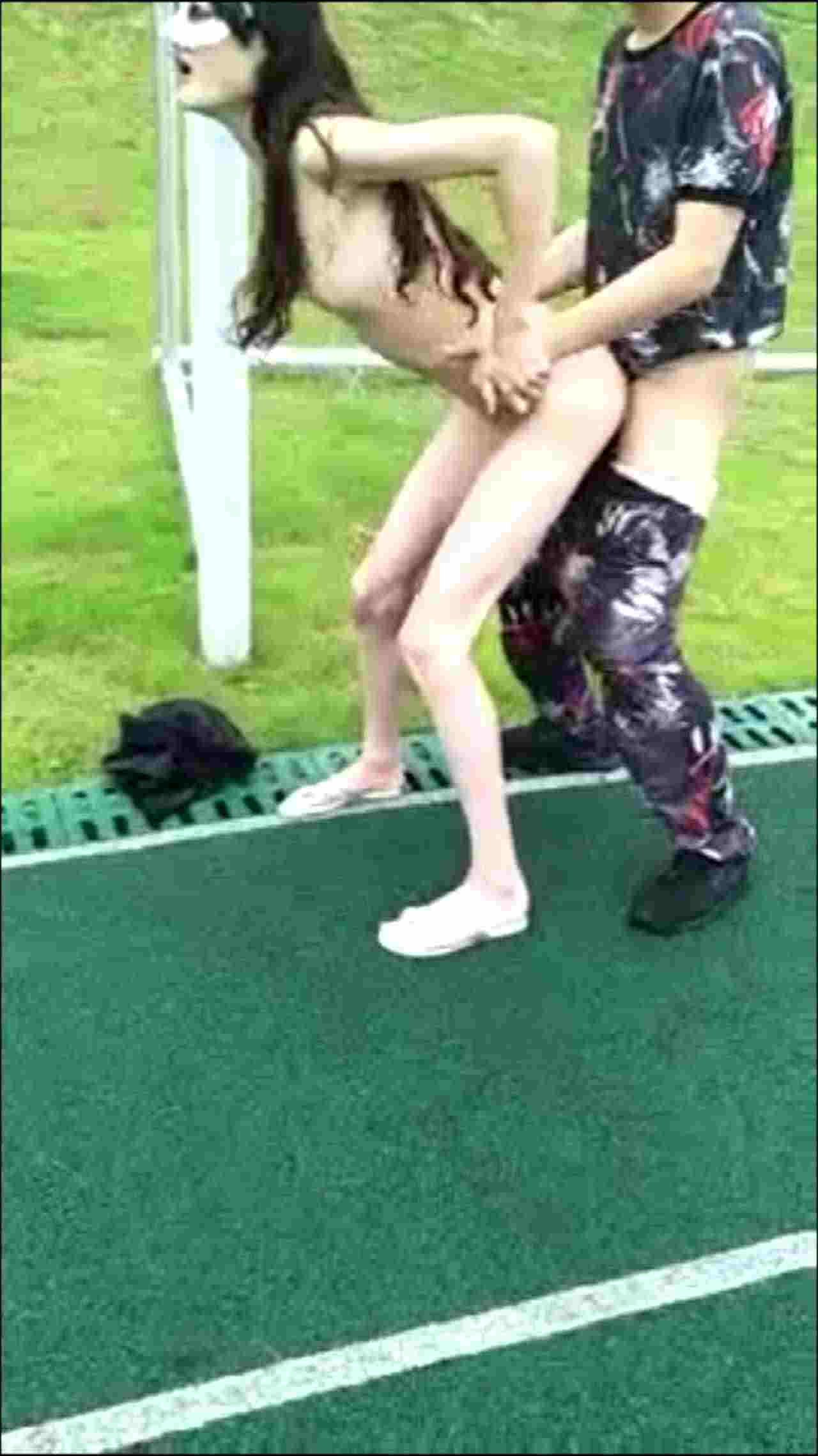  野外球场遭遇淫荡女变态鸡巴狩猎！ 的剧照5