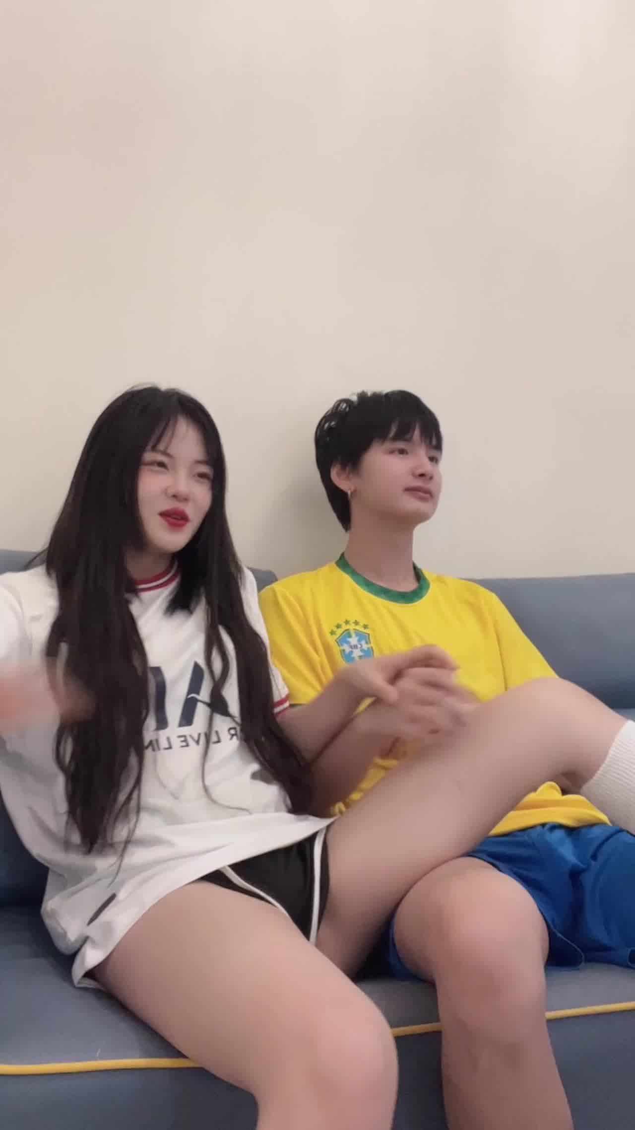  原创 牙牙 约大学同学来家里看球结果喝开了 的剧照3