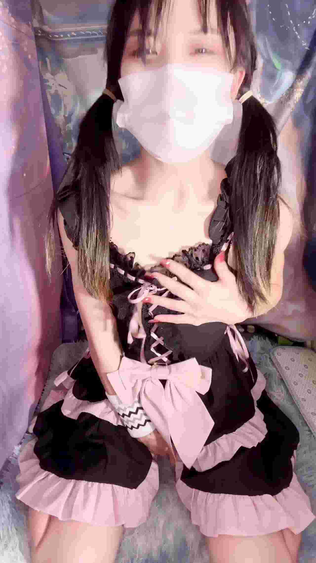  原创 饥渴萝莉自慰求操 的剧照8