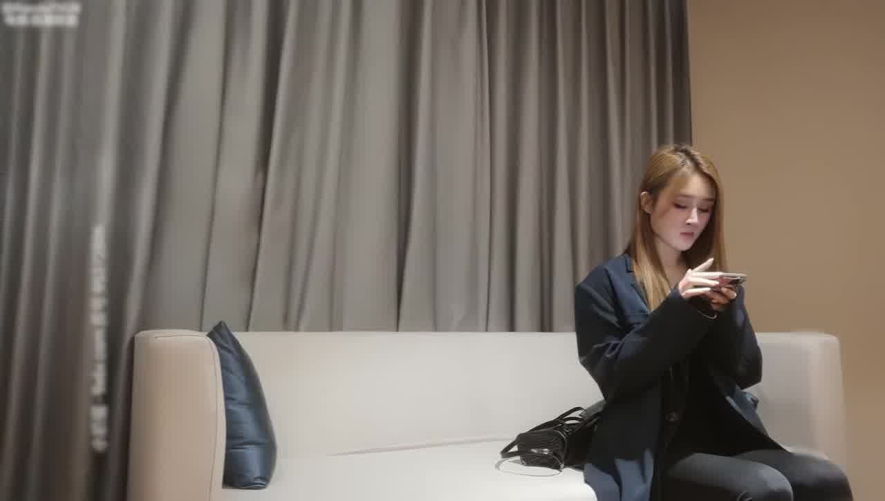  小宝探花深夜场约了个气质黄发妹子啪啪，花臂纹身口交舔弄上位骑乘抽插猛操 的剧照3