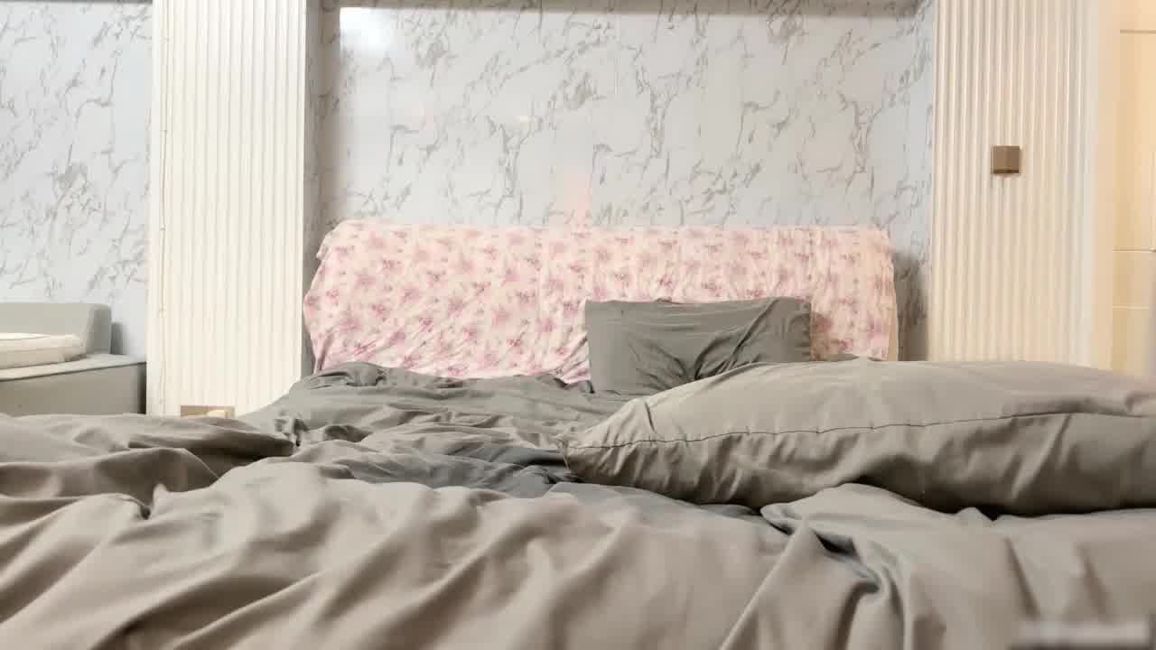  【卧槽，喷泉啊，根本堵不住】大神玩良家人妻，床上滋滋乱喷，我数了一下喷了十几次，大神都蒙了，真能喷啊 的剧照4