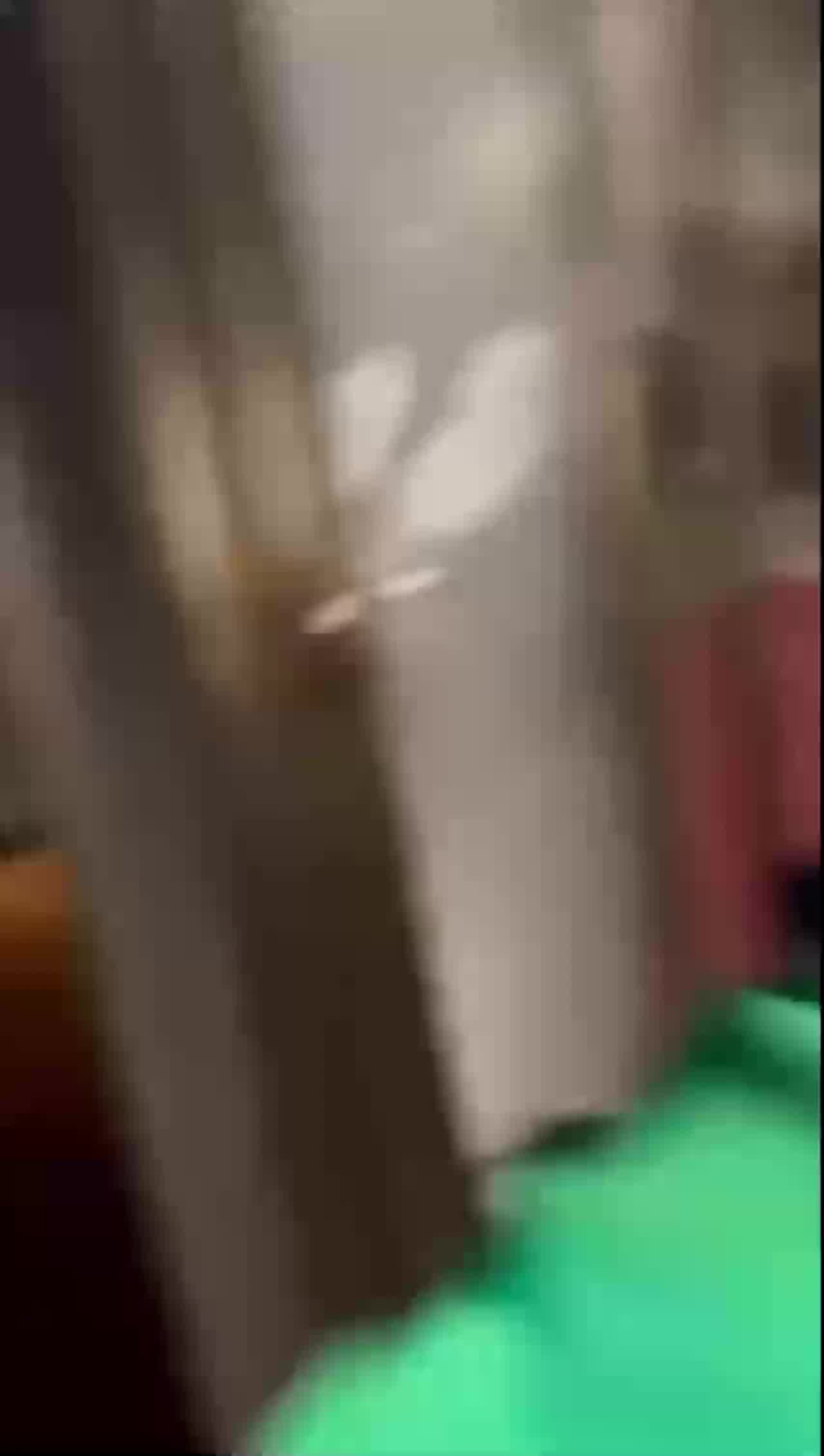  为什么不去酒店开房呢？非要霸占公共厕所，被拍了吧 的剧照7