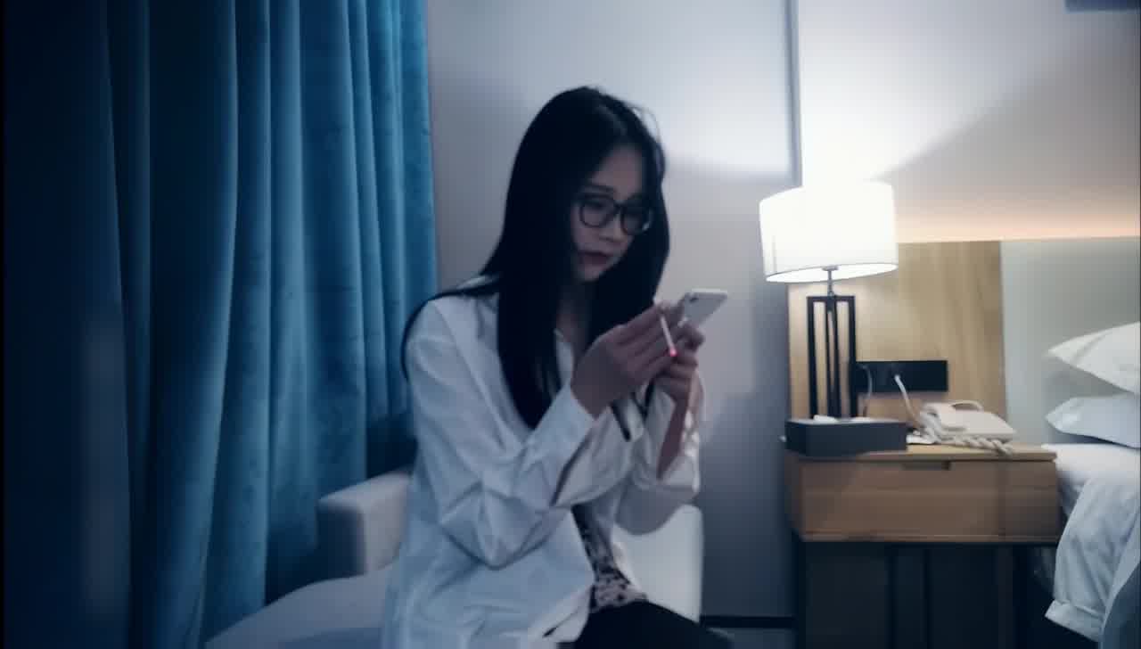  【小编推荐】横扫京都外围『七天极品探花』约操极品黑丝眼镜妹无套内射 的剧照1