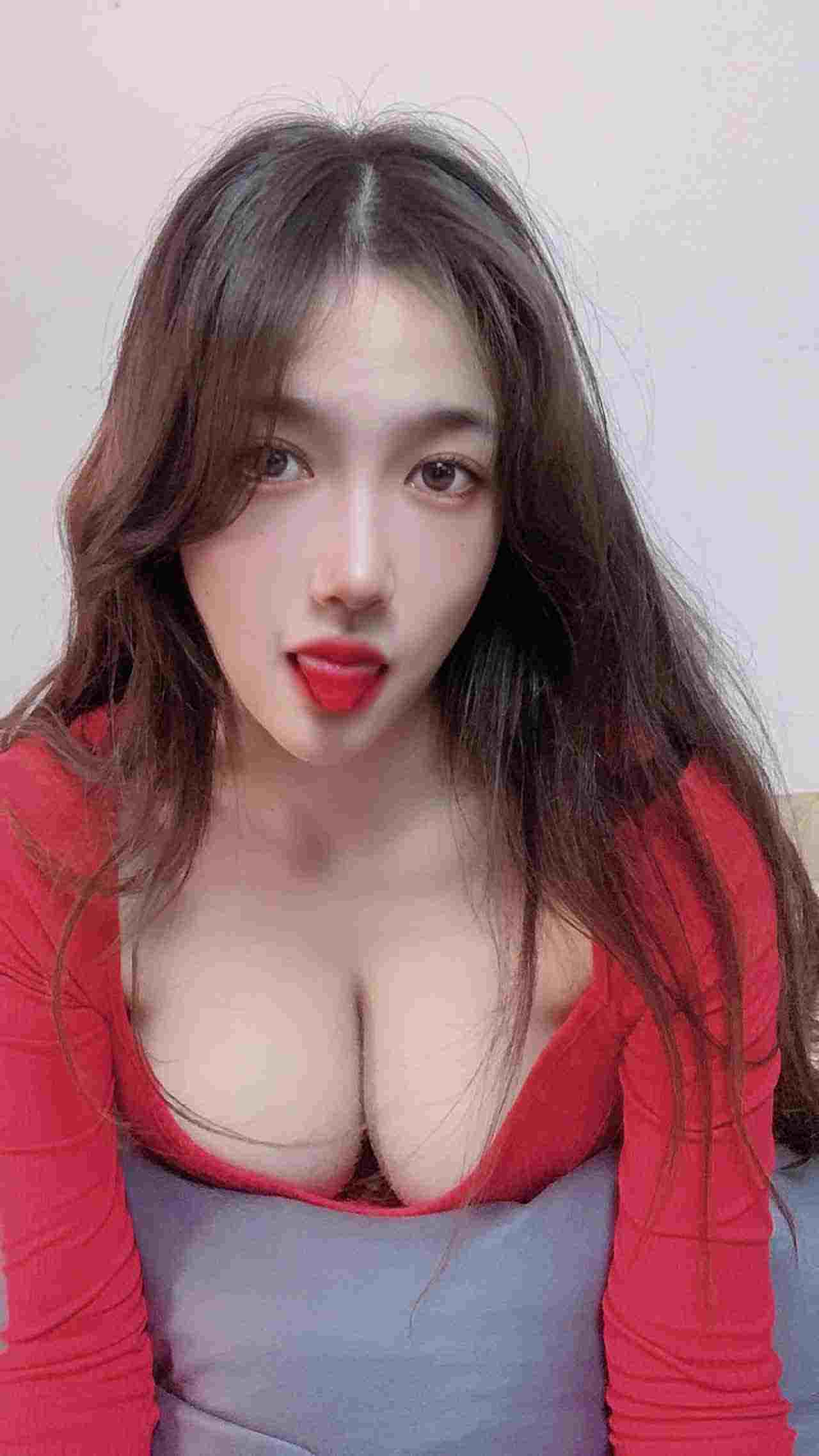  红衣爆乳网红撅起大白屁股露出大美鲍 的剧照8