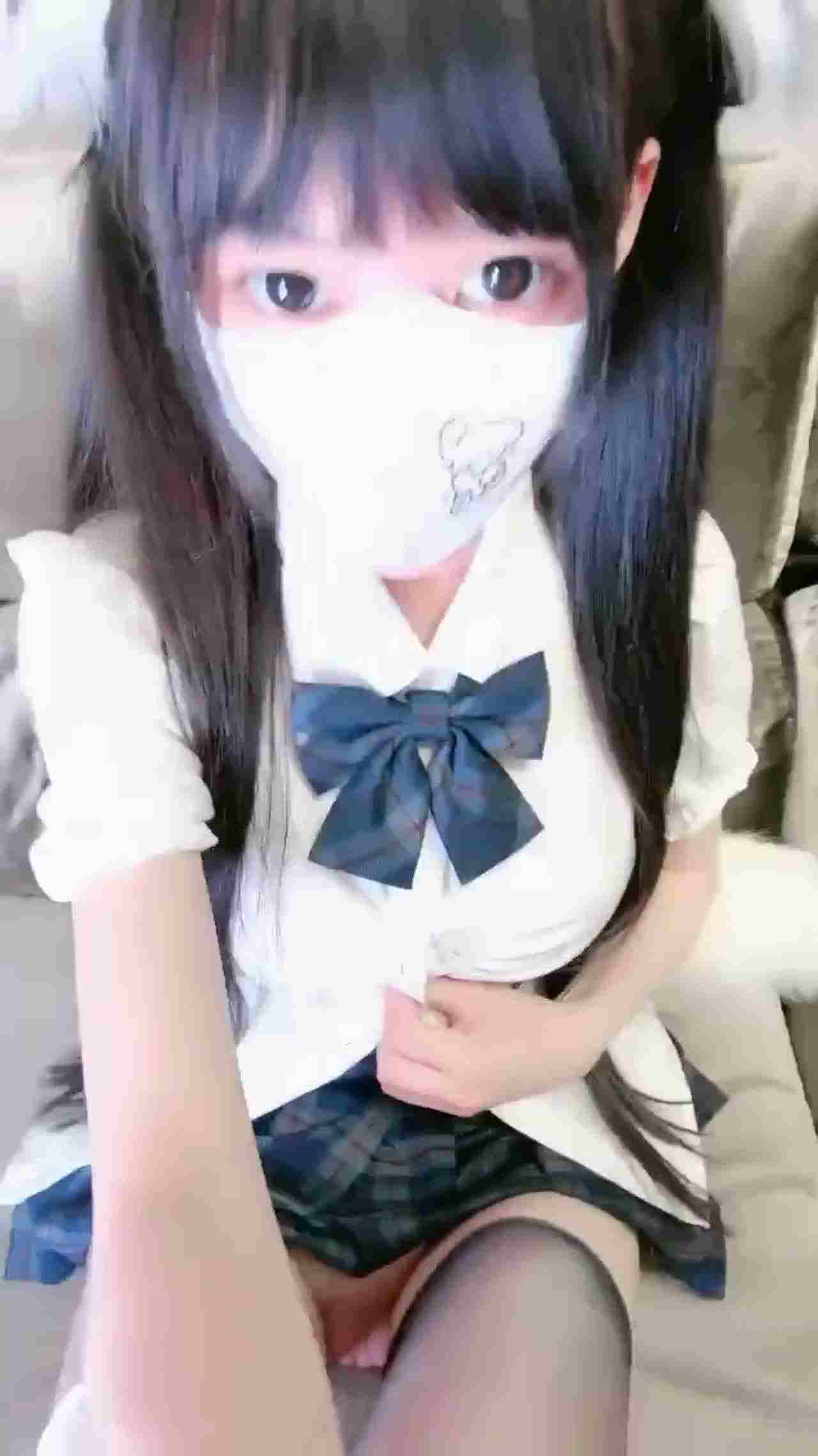  【我要撸一万年】超清纯的萝莉，一脸嫌弃的表情太爽了，你永远不知道自己的队友在干啥，边直播边打游戏 的剧照4