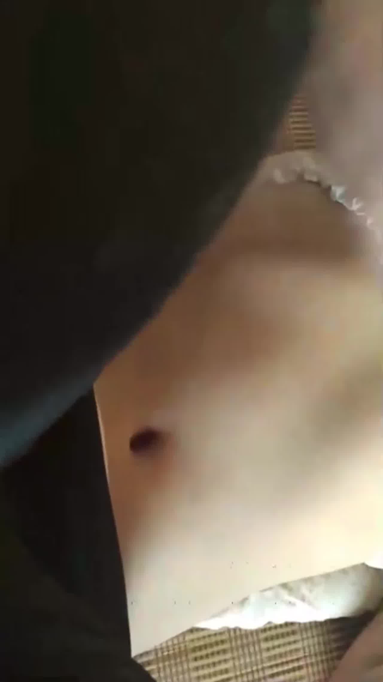  【高清首发】借给刚上职中的侄女玩手机，代价就是玩她粉白小奶子艹的她嗷嗷叫说我有病！对话有意思！ 的剧照1