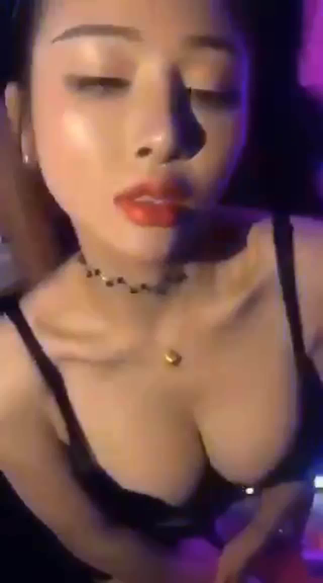  性感美女在夜店蹦迪搔首弄姿展现好身材 的剧照6