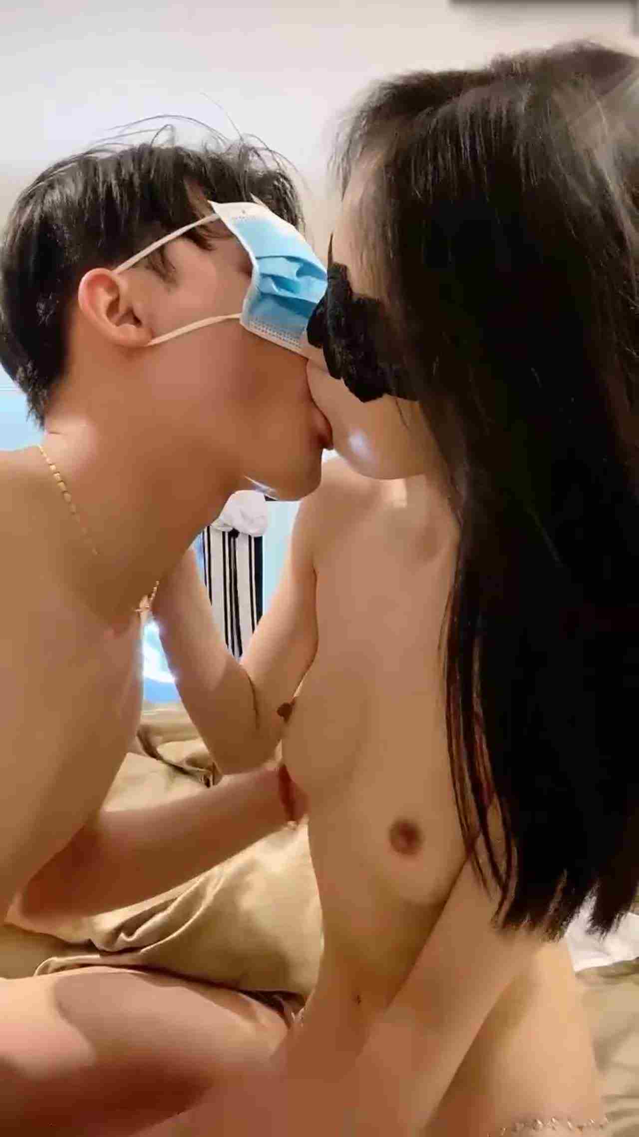  月月女神 性感主播浪叫不停 的剧照9