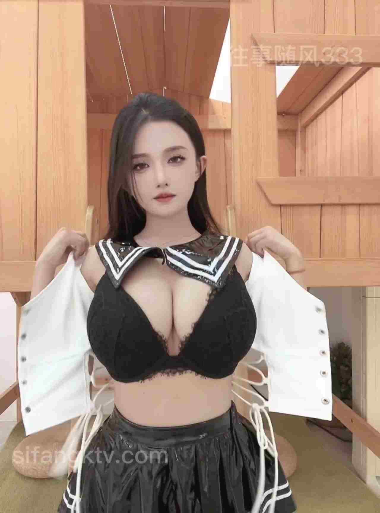  虎牙 爆乳正妹穿着学院风制服好性感 前凸后翘 口水狂流 的剧照6