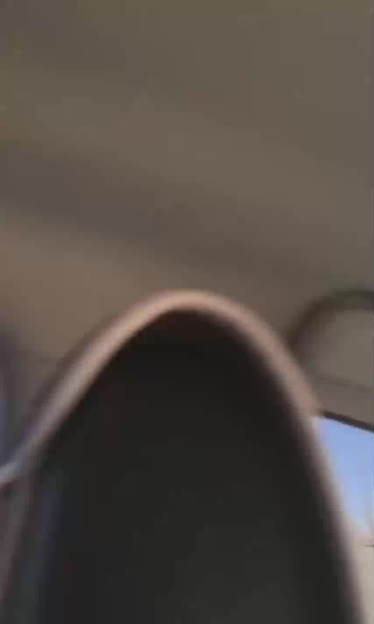  跟老婆户外车震打炮，爽到骚话一堆 的剧照4