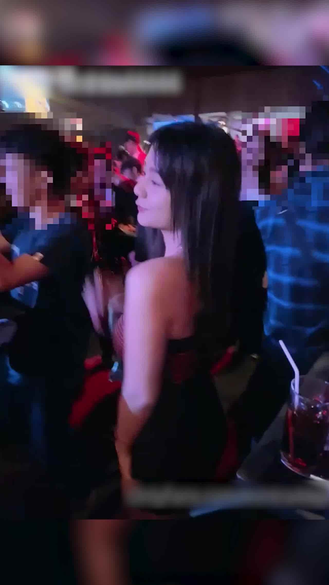  潜入夜店约妹！甜淫叫声够酥，抽插她的面包逼！ 的剧照5