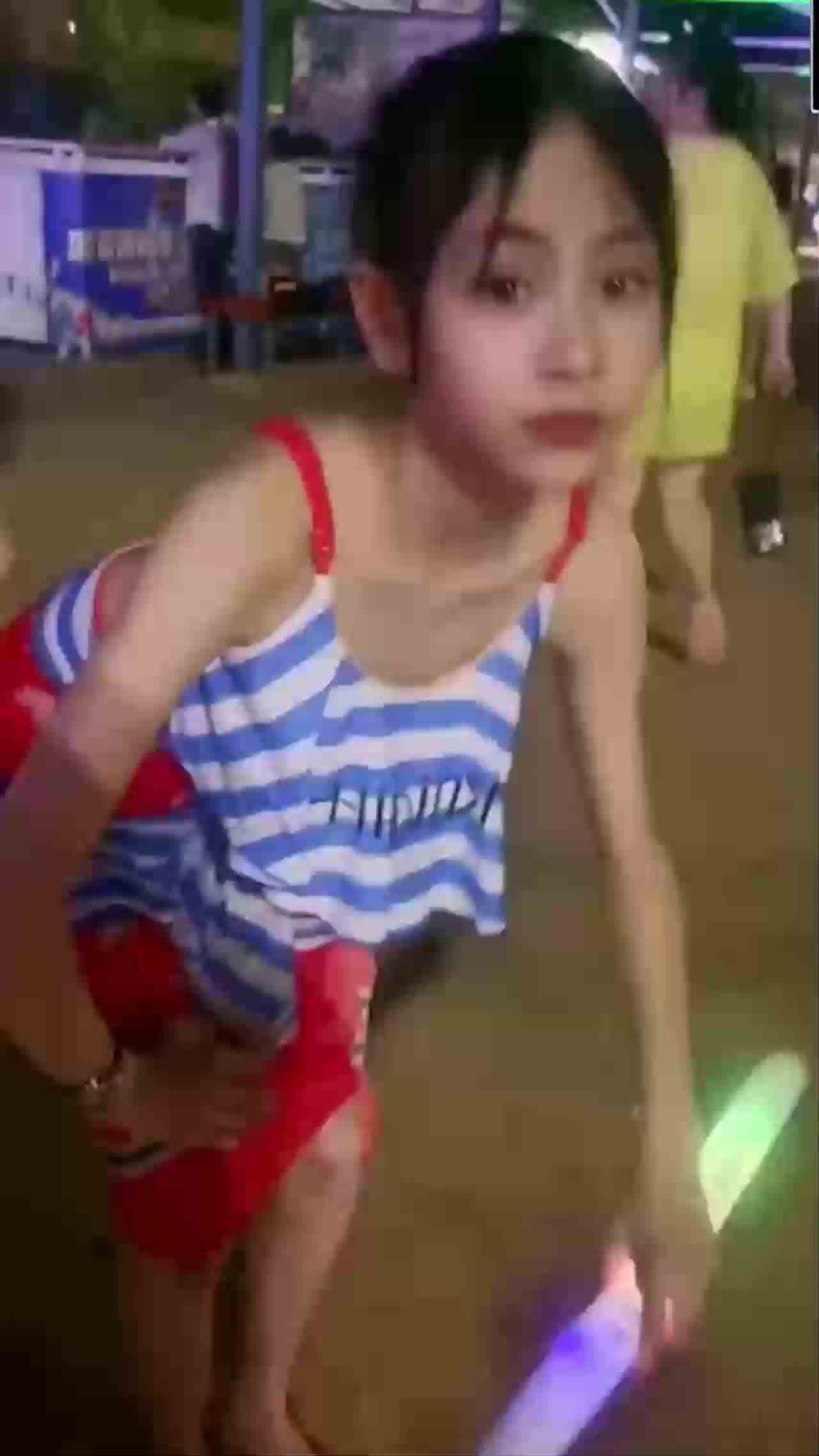  【独家猛料】爆红[紫面萝莉]疑似露脸视频首发！据传只是为了漂亮小衣服被包养 的剧照5