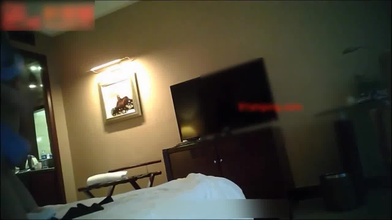  住饭店时与高颜值正妹柜台对上演，直接私约双飞 的剧照10