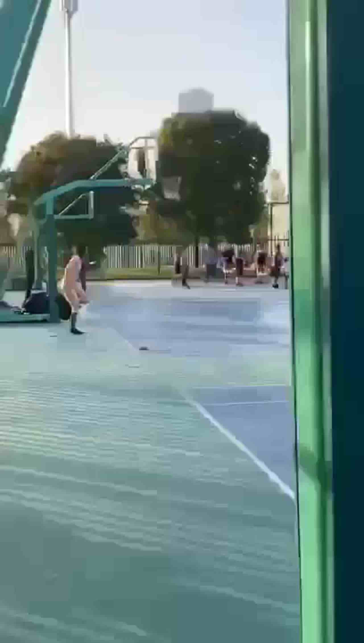  正妹球场脱衣加油，还是来帮倒忙的？看的大家整个懵掉了 的剧照1