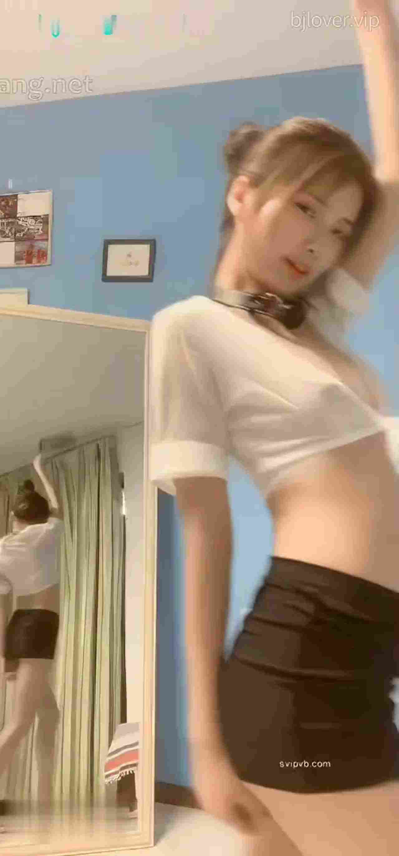  主播王佳静含着口球艳舞真骚 的剧照7