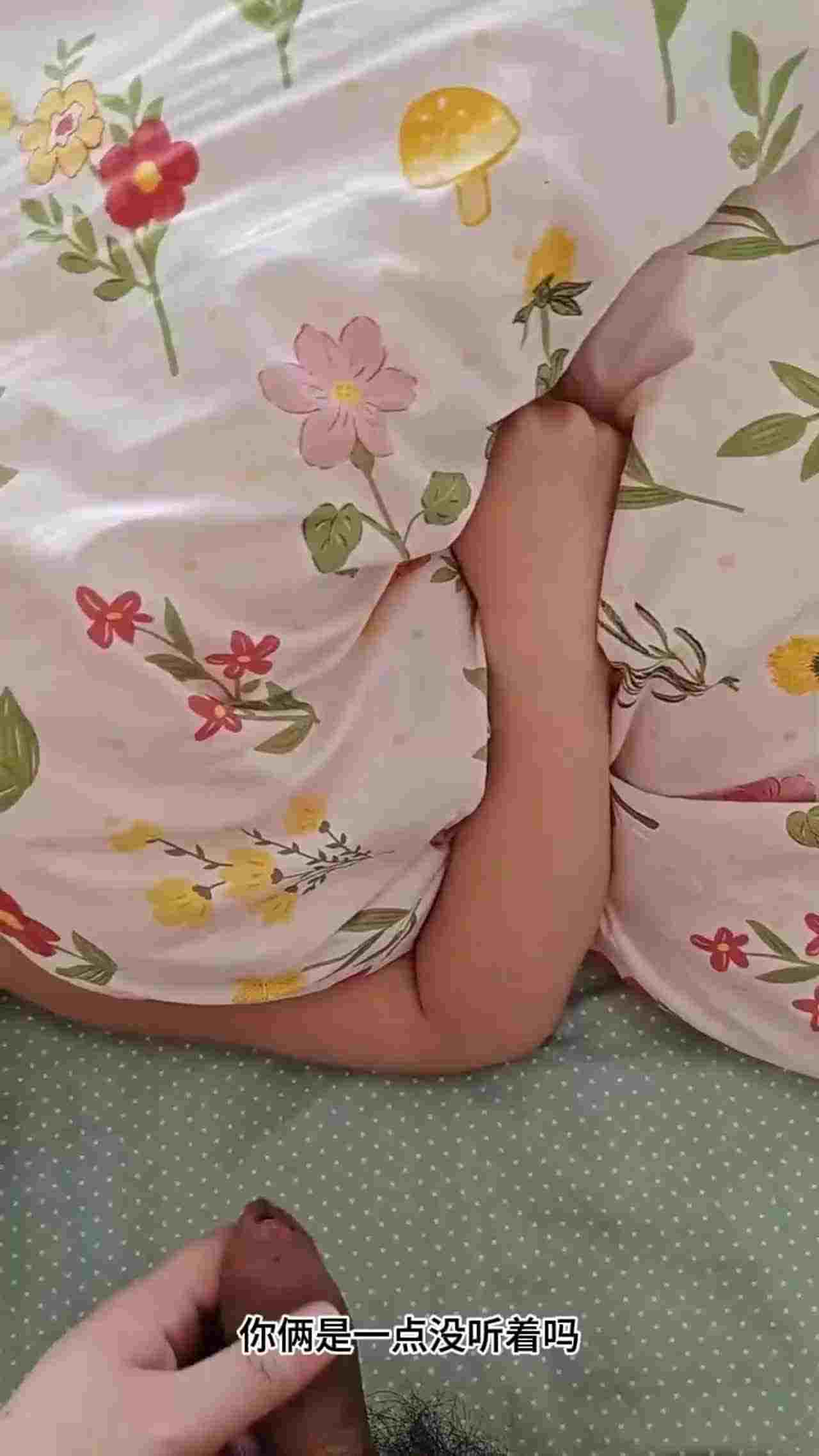  【乱伦亲妈】回家巧遇继父跟老妈做爱，接力继父精液继续内射老妈，精液摸满老妈的骚屁股 的剧照8