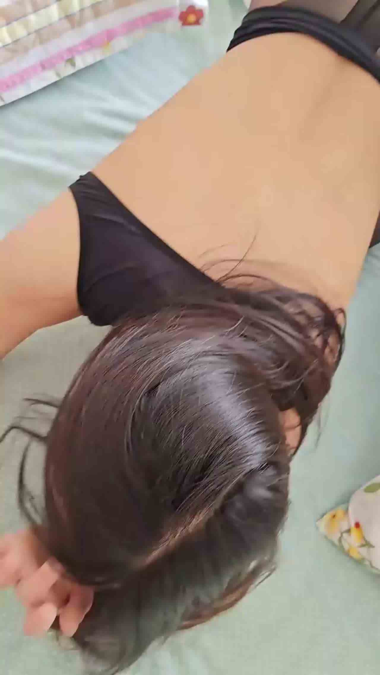  【乱伦亲妈】回家巧遇继父跟老妈做爱，接力继父精液继续内射老妈，精液摸满老妈的骚屁股 的剧照10