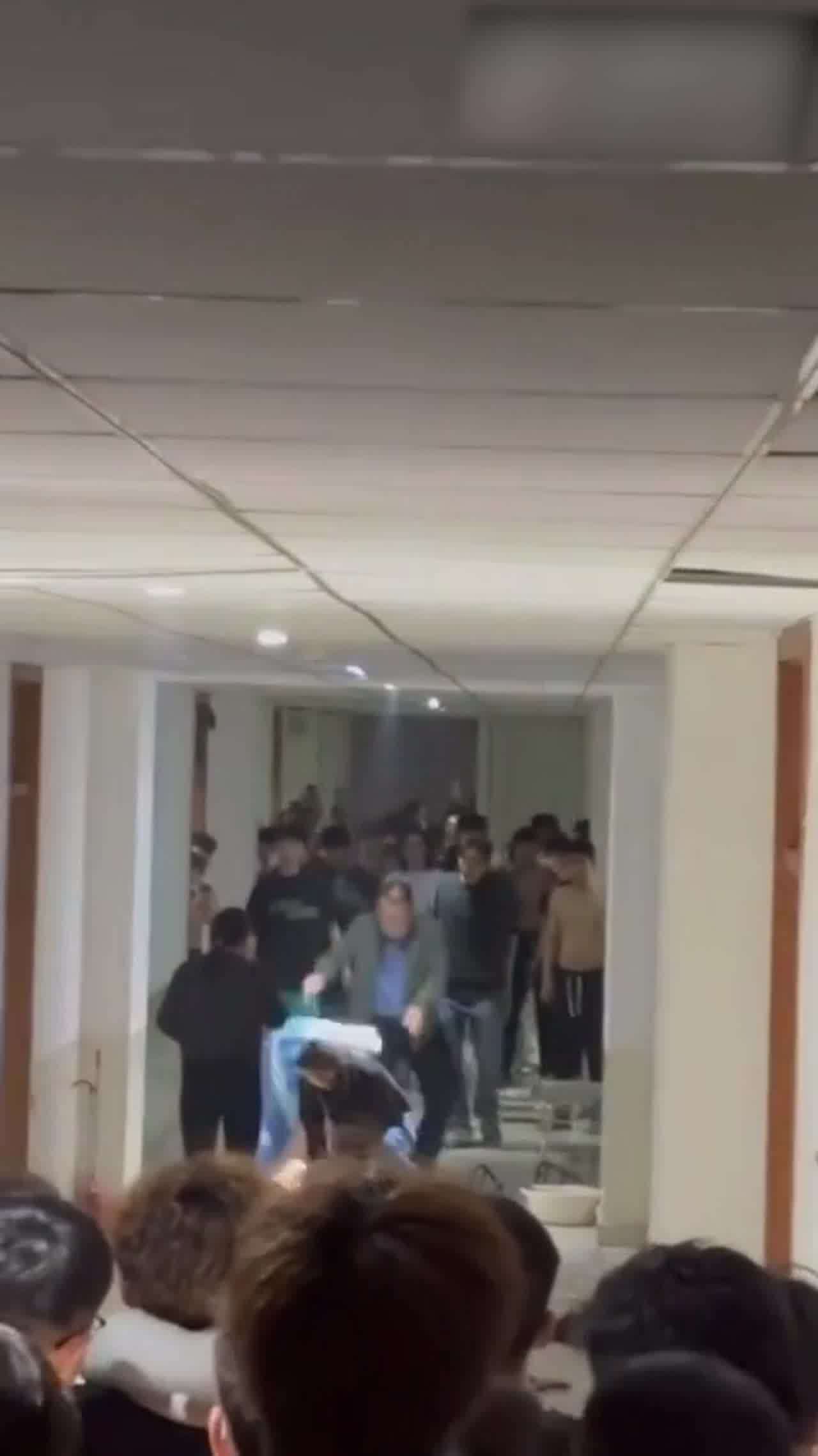  吃瓜爆料，女生分手受刺激裸体炮男生宿舍打砸 的剧照4