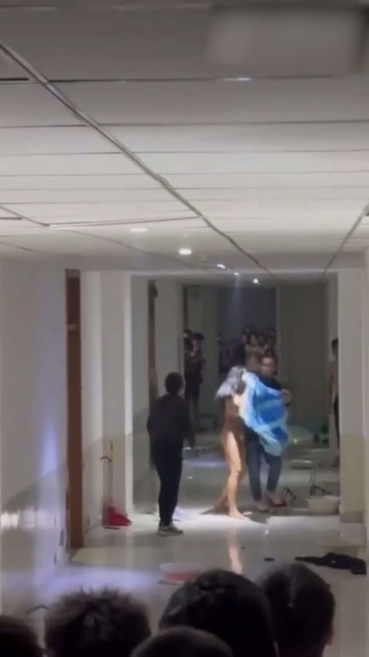  吃瓜爆料，女生分手受刺激裸体炮男生宿舍打砸 的剧照5