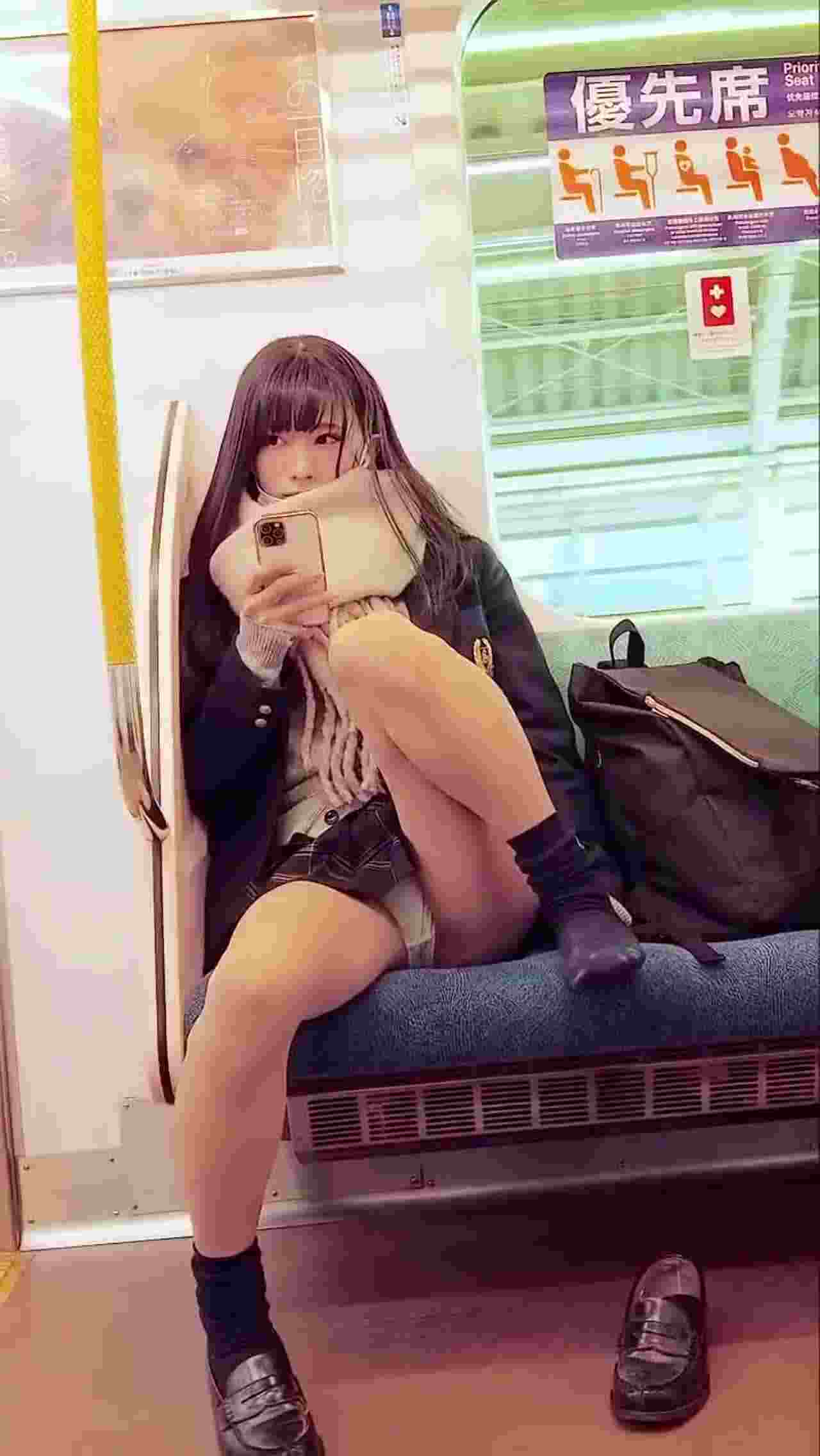  偷拍系列 甜美学生妹的小内裤露出 的剧照6