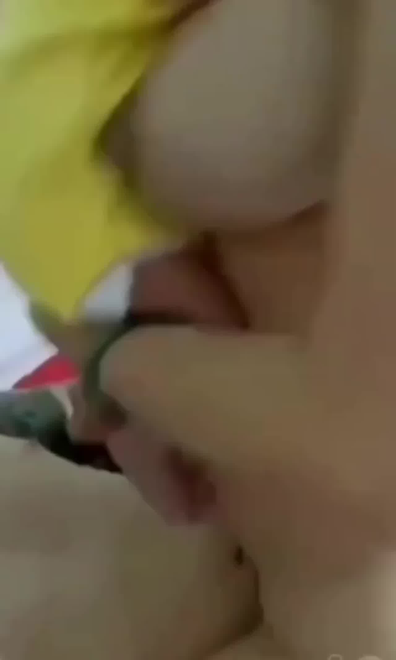  【带娃偷情的父母们】有的当着孩子面搞，还有带女儿在酒店偷情看着自己被操。一直喊：给我住手，给我住手 的剧照3