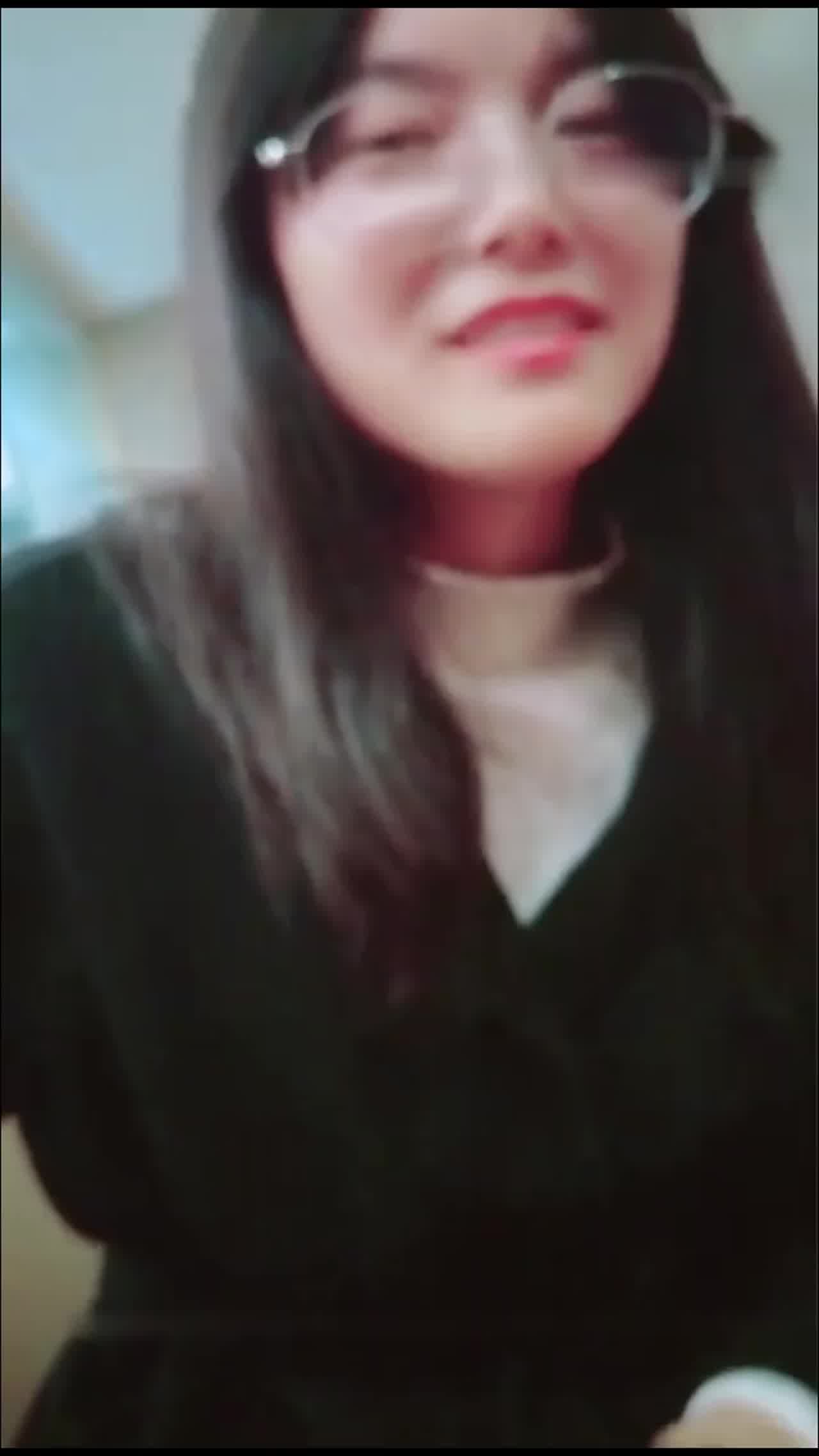  【真实强上英语老师】没事别乱勾引人，挑逗学生被强推，看来强奸也不是那么容易，强上摁住半天才插进去！ 的剧照1