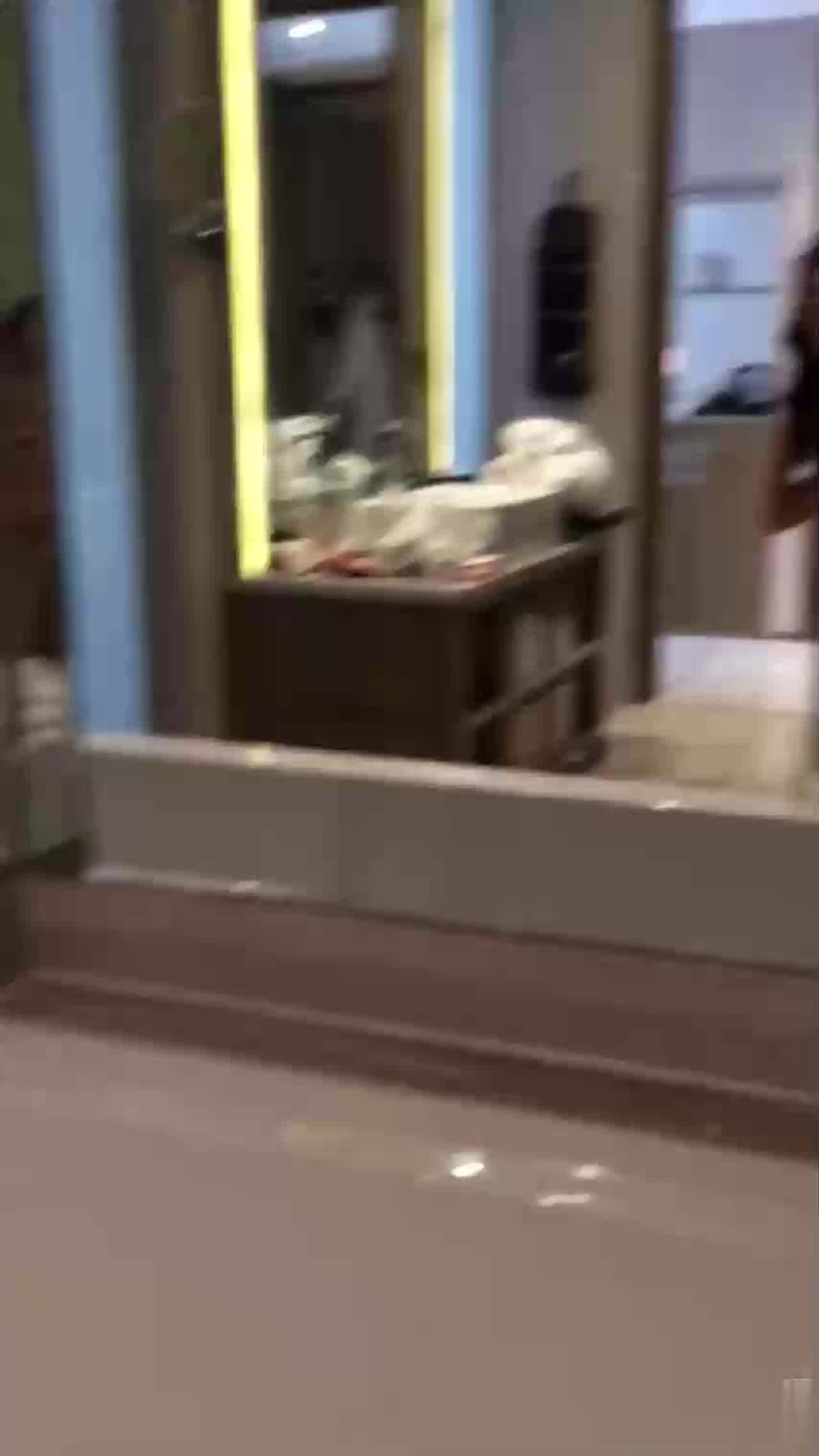  大叔和眼镜小萝莉妹妹，坐在浴缸边上，这姿势顶呱呱，‘爽不爽’，爽，‘贱不贱’，贱，女主真甜！ 的剧照10