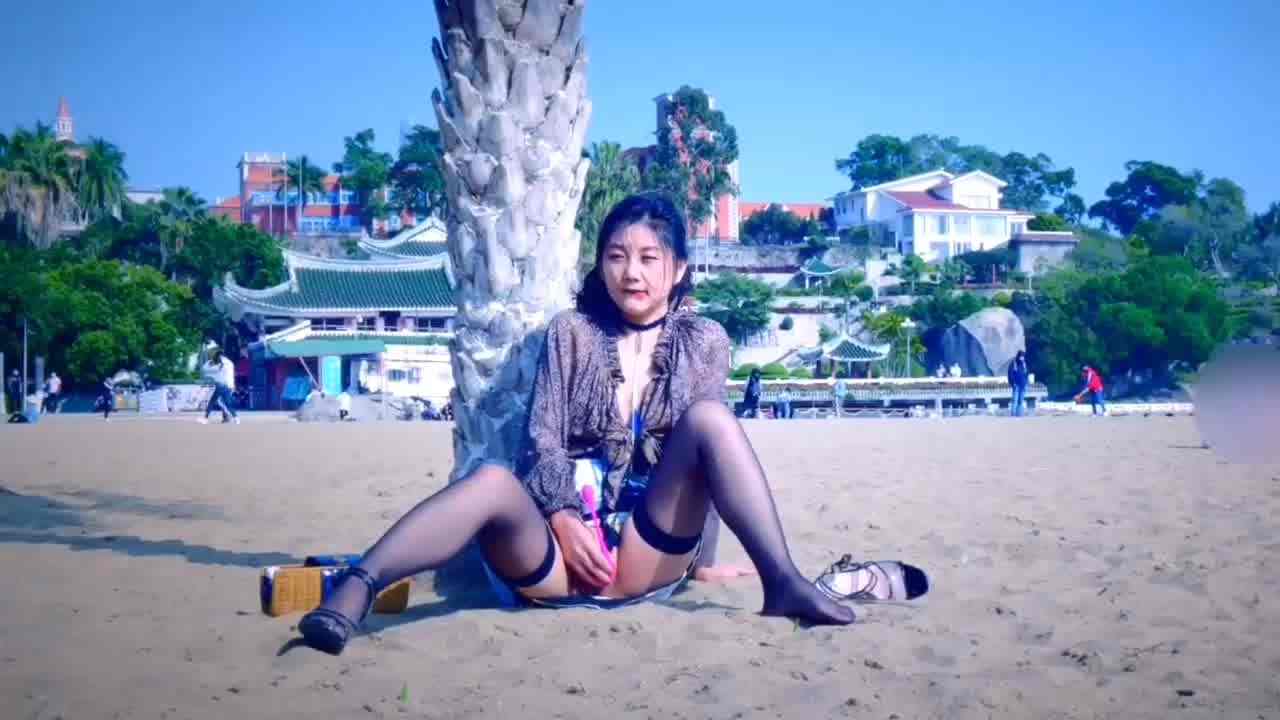  沙滩人群露出自慰原版黑丝长腿身材不错太刺激了几个男人盯着看 的剧照1