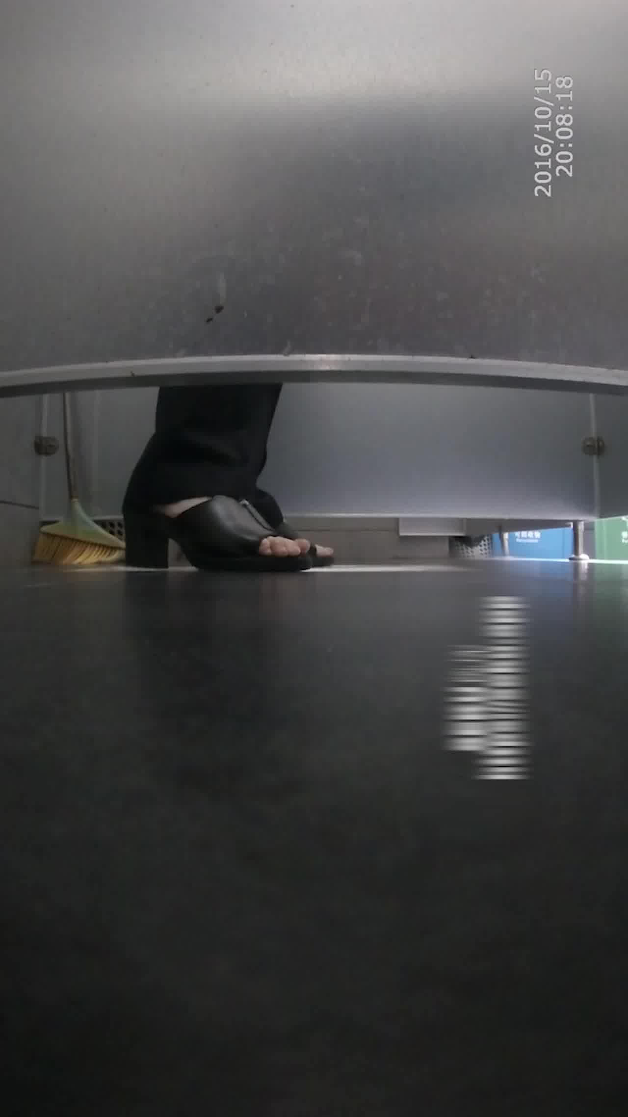  门事件 湖北省宜昌市公安局女局长上CS时竟惨遭TP❤️连尿尿模样都被看得一清二楚！ 的剧照7