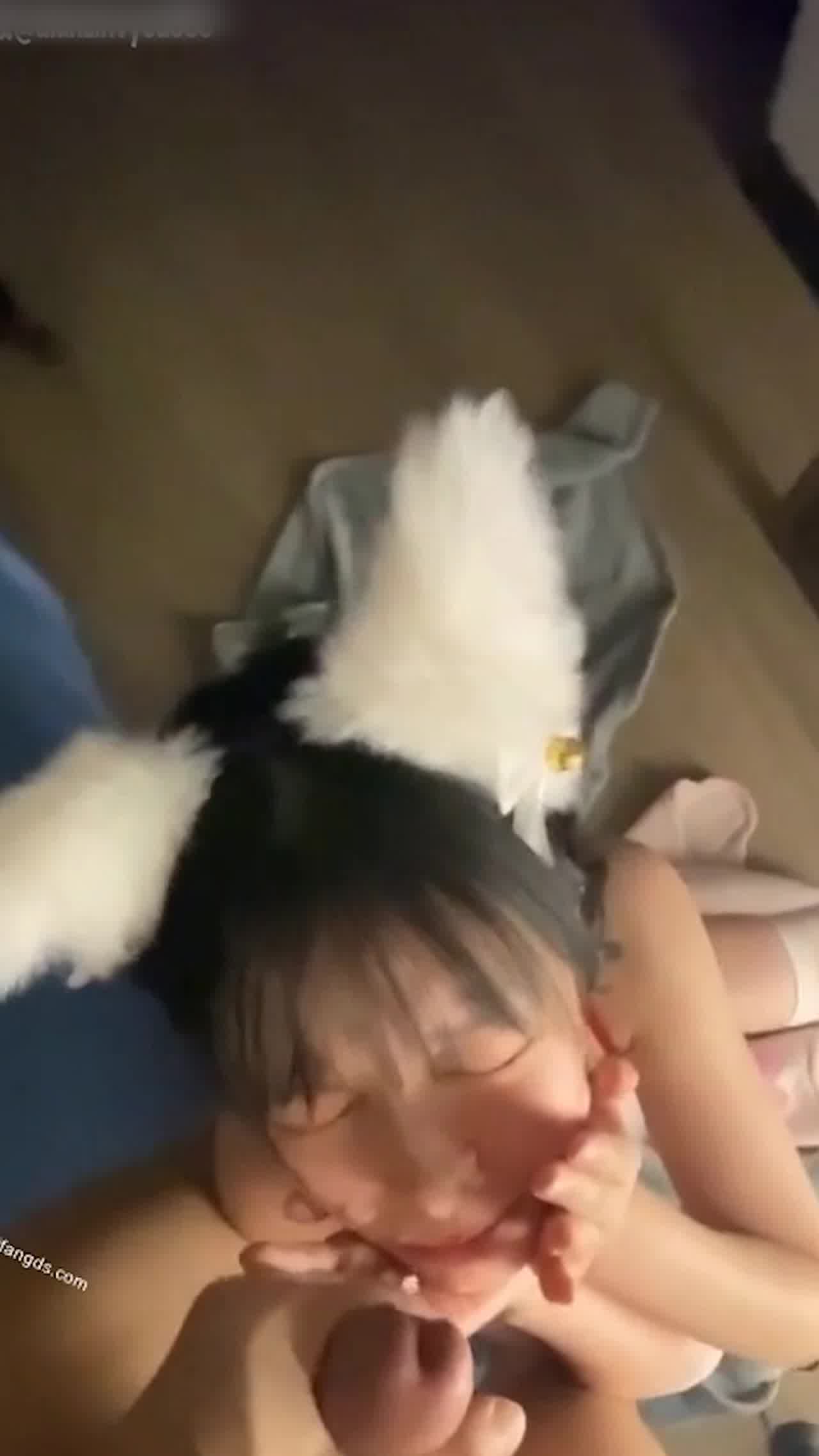  反差学生母狗 制服还没换就直接帮你口 射在脸上帮敷面膜 的剧照2