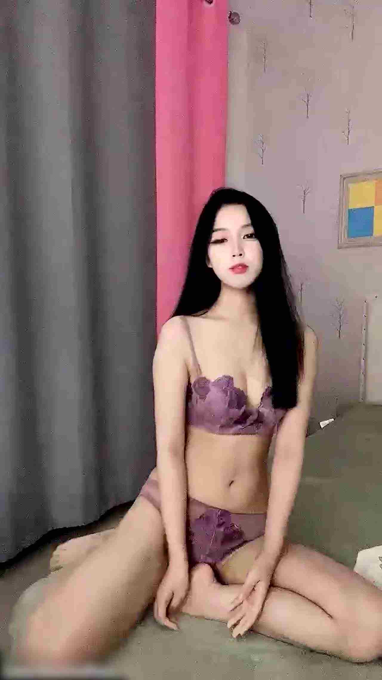  妖艳女主播的极品身材诱惑 的剧照4