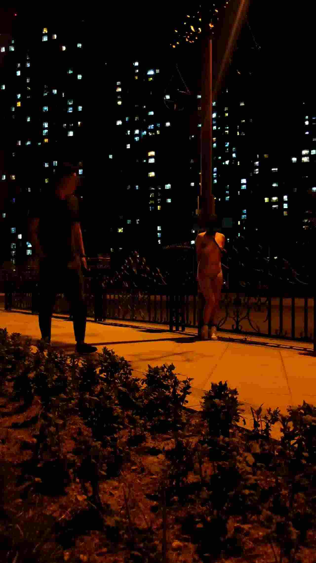  户外露出还多P 的剧照1