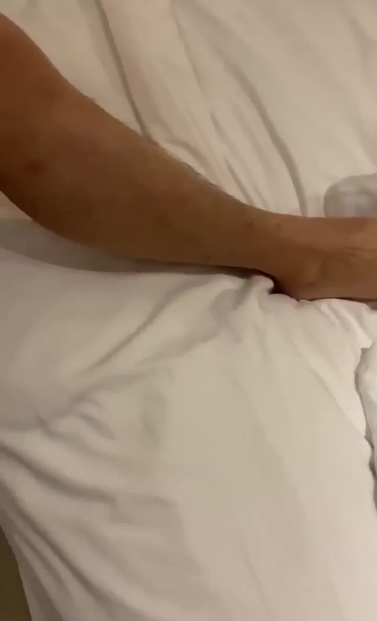  你的贱货未婚妻_穿着我给她买的婚纱被屌丝各种操 的剧照6