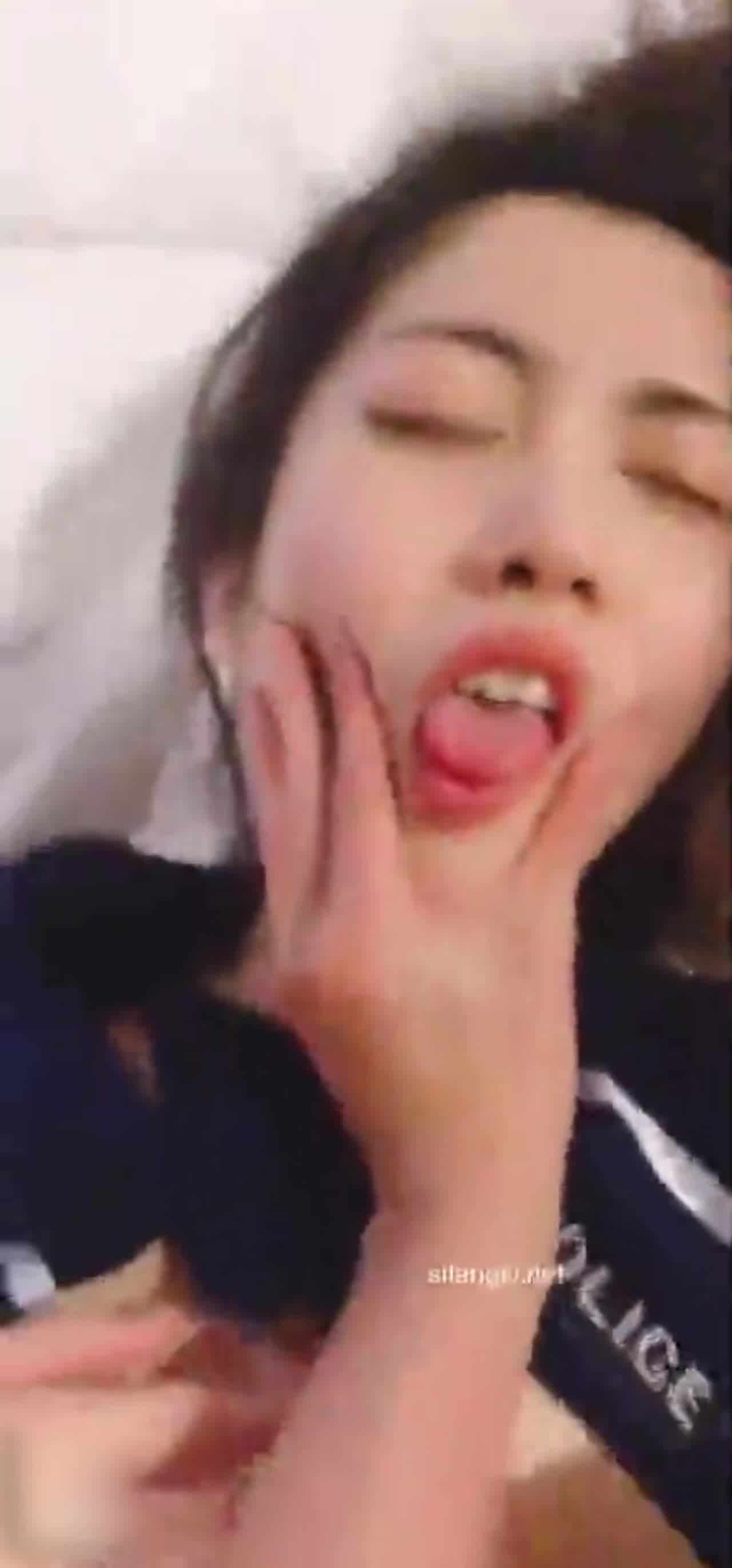  私约女同事做爱 让他扮演淫骚小女警 的剧照2