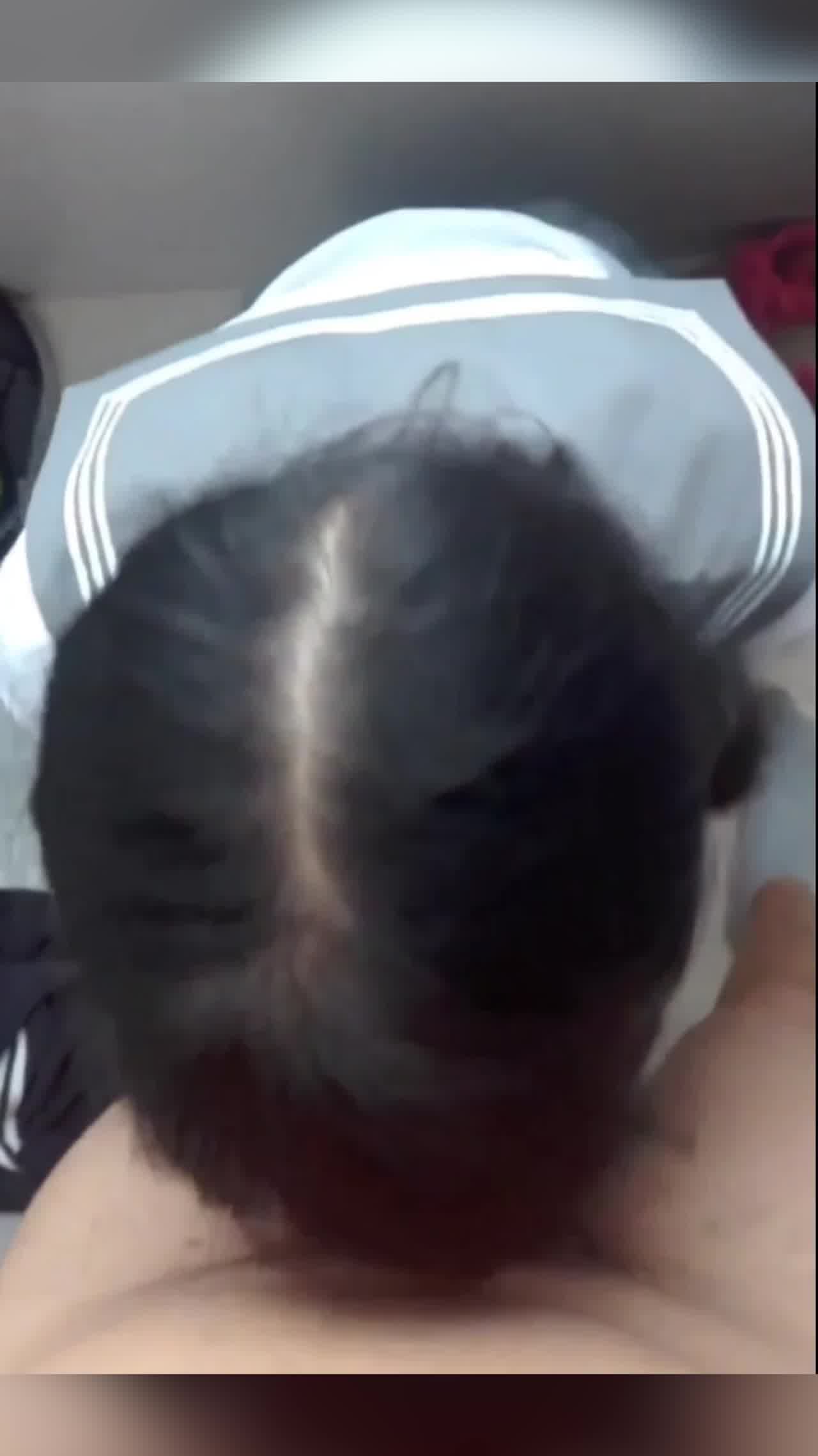  00后情侣商场厕所口交啪啪偷感好强 刺激 的剧照2