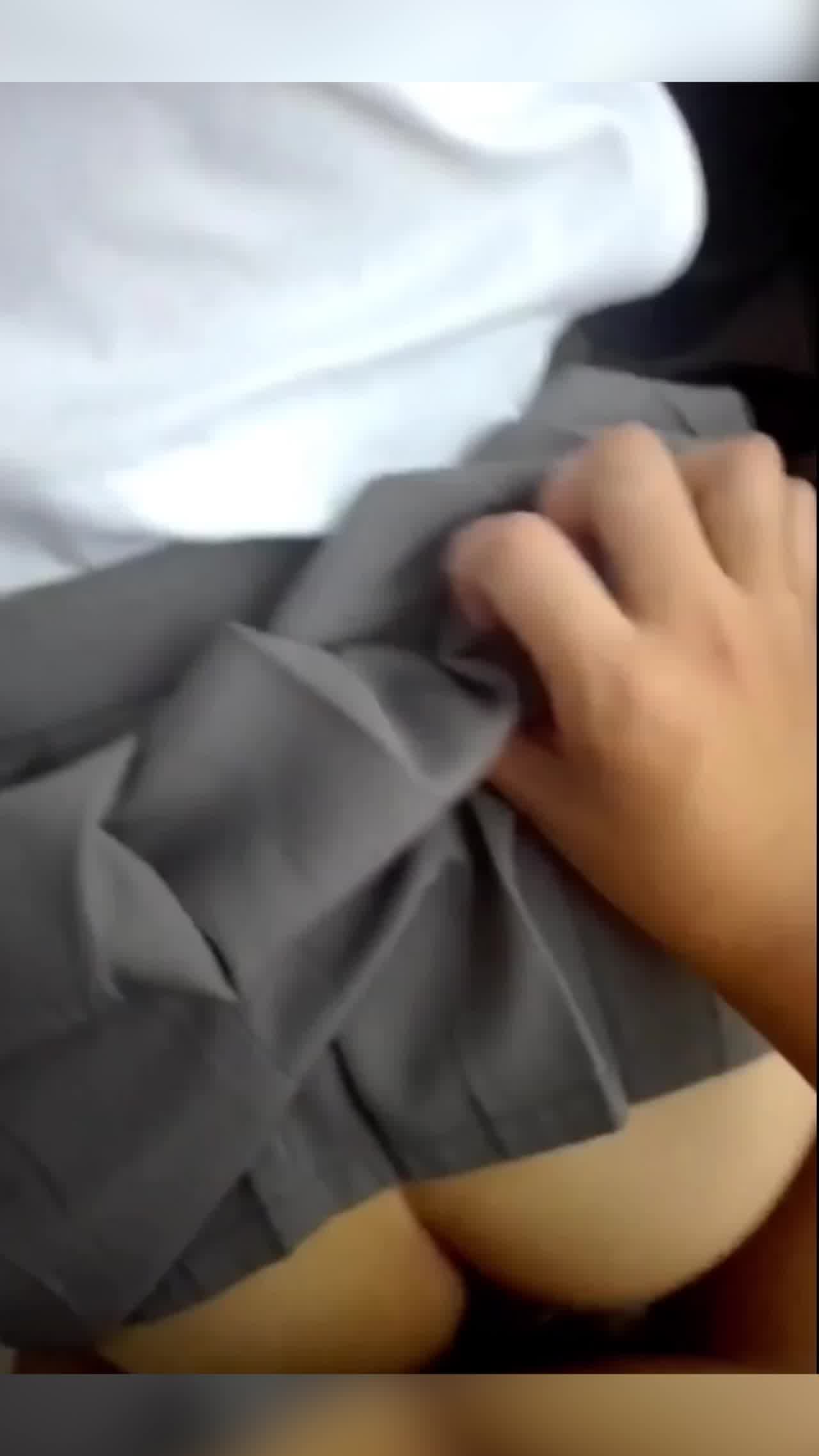  00后情侣商场厕所口交啪啪偷感好强 刺激 的剧照5