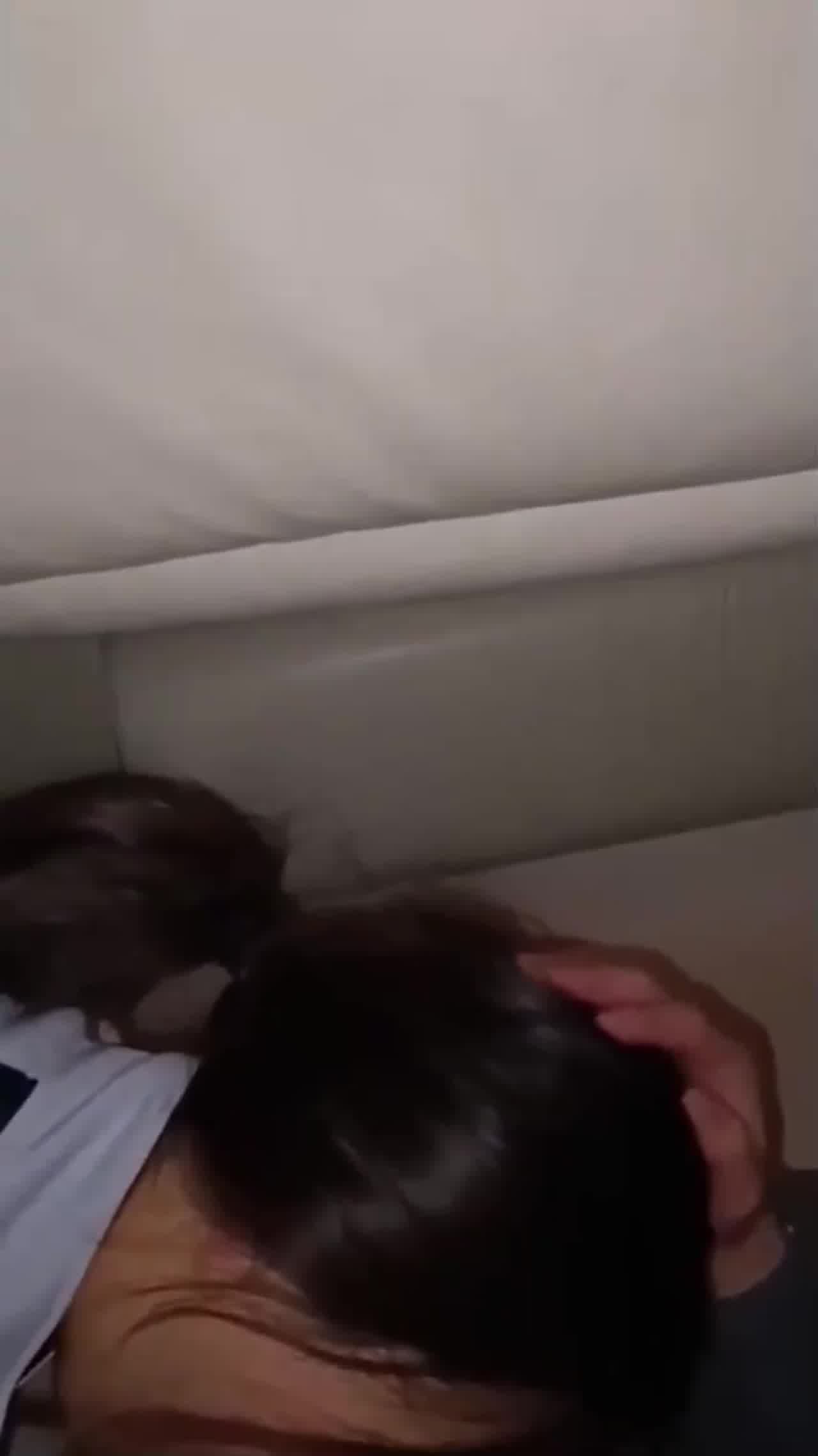  【高中生穿着校服就做爱合集】大巴车实录校服底下摸胸，口鸡巴，跟男友开放校服淫乱精选，学生那么开放？ 的剧照6