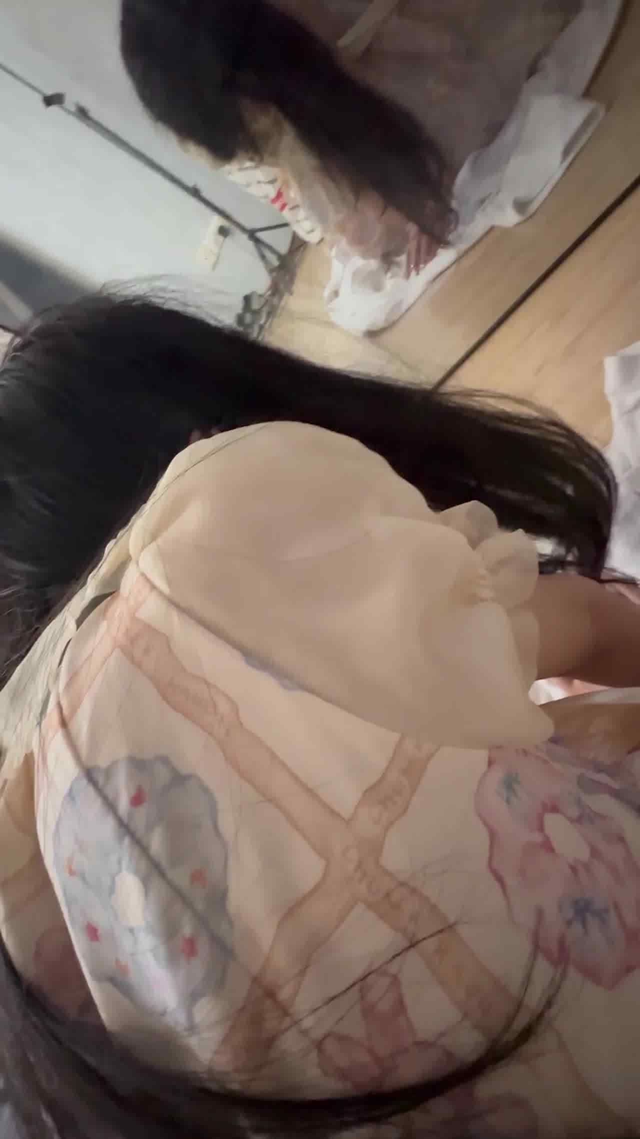  洛丽塔小萝莉，被强行按倒胯下吃鸡吧操逼 的剧照1