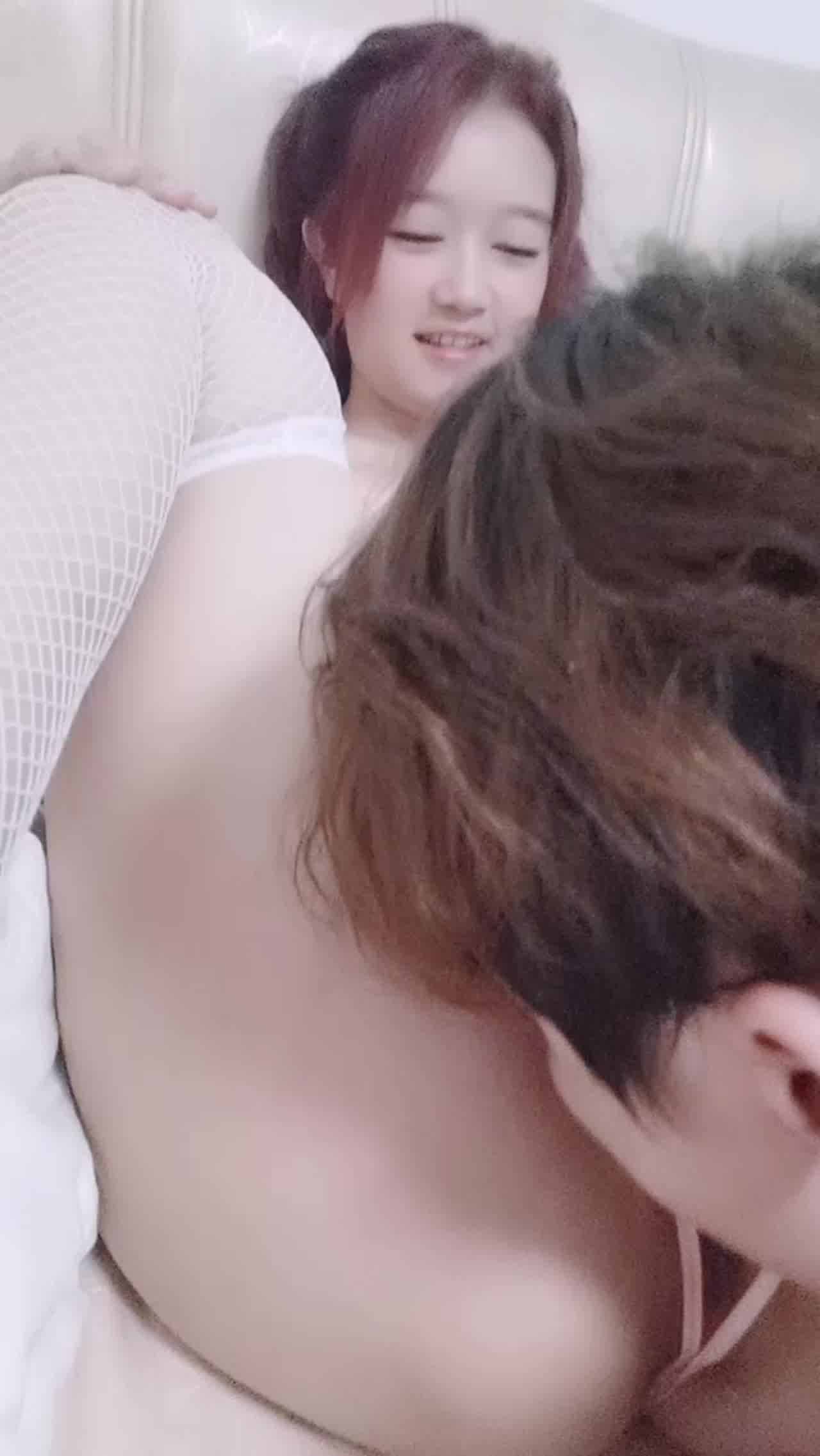  平时乖乖的小萝莉约粉丝团小哥哥一起(1) 的剧照2