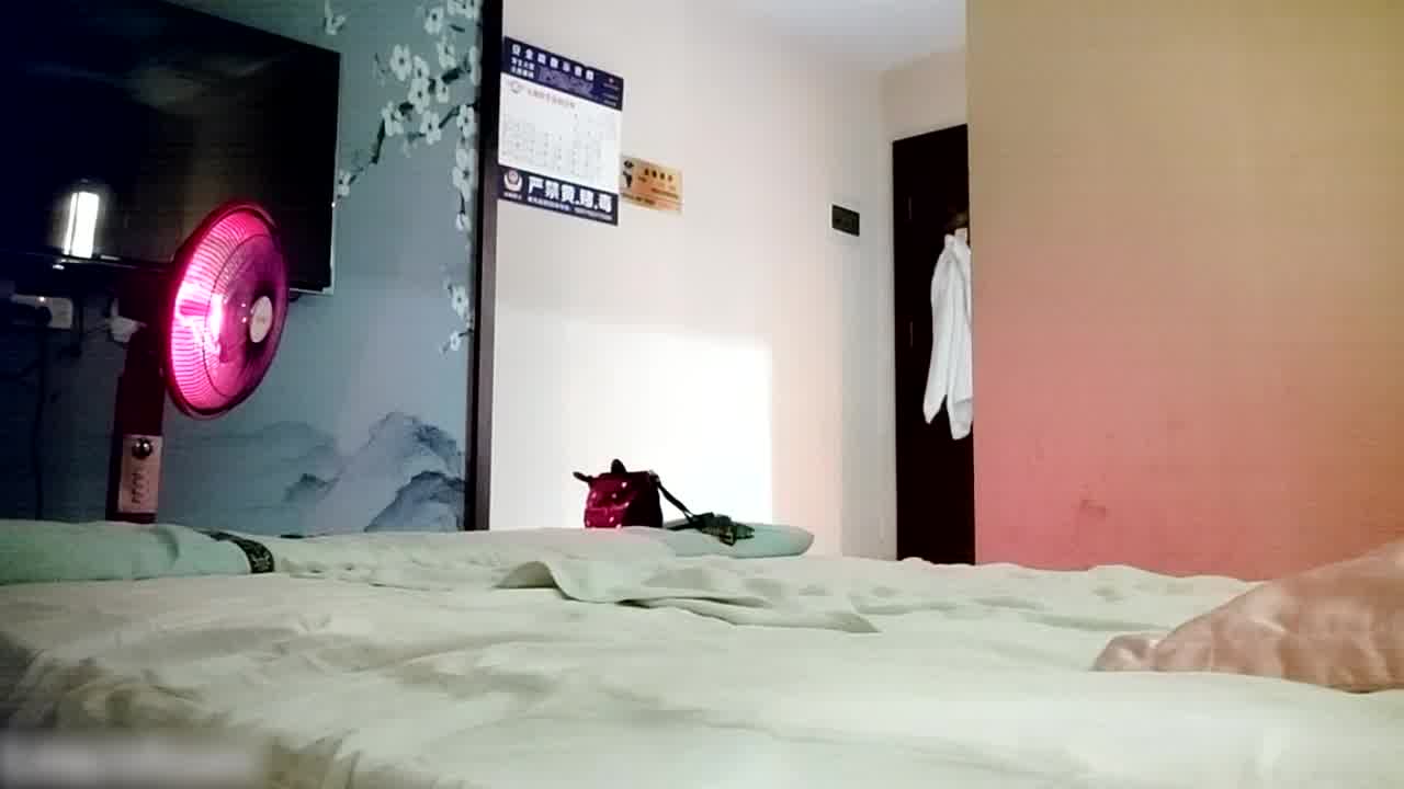  【秦总会所探花】，硕果仅存唯一探花，苗条小少妇风情万种，一对翘乳满分好评，软玉温香相伴 的剧照2