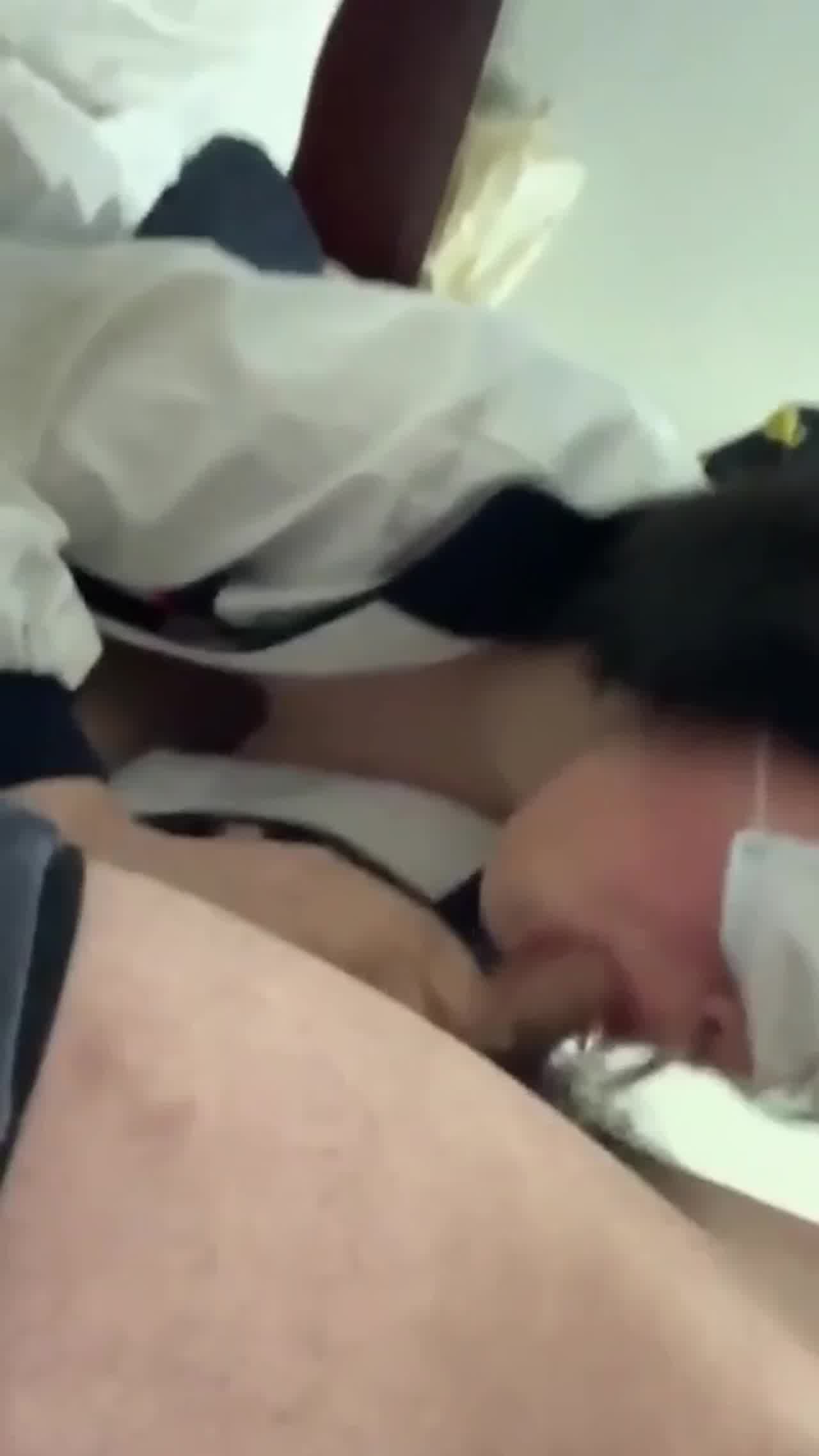  穿着校服去酒店3p，校服都来不及脱。老师眼中的好学生，像个母狗一样被别人按着操! 的剧照8