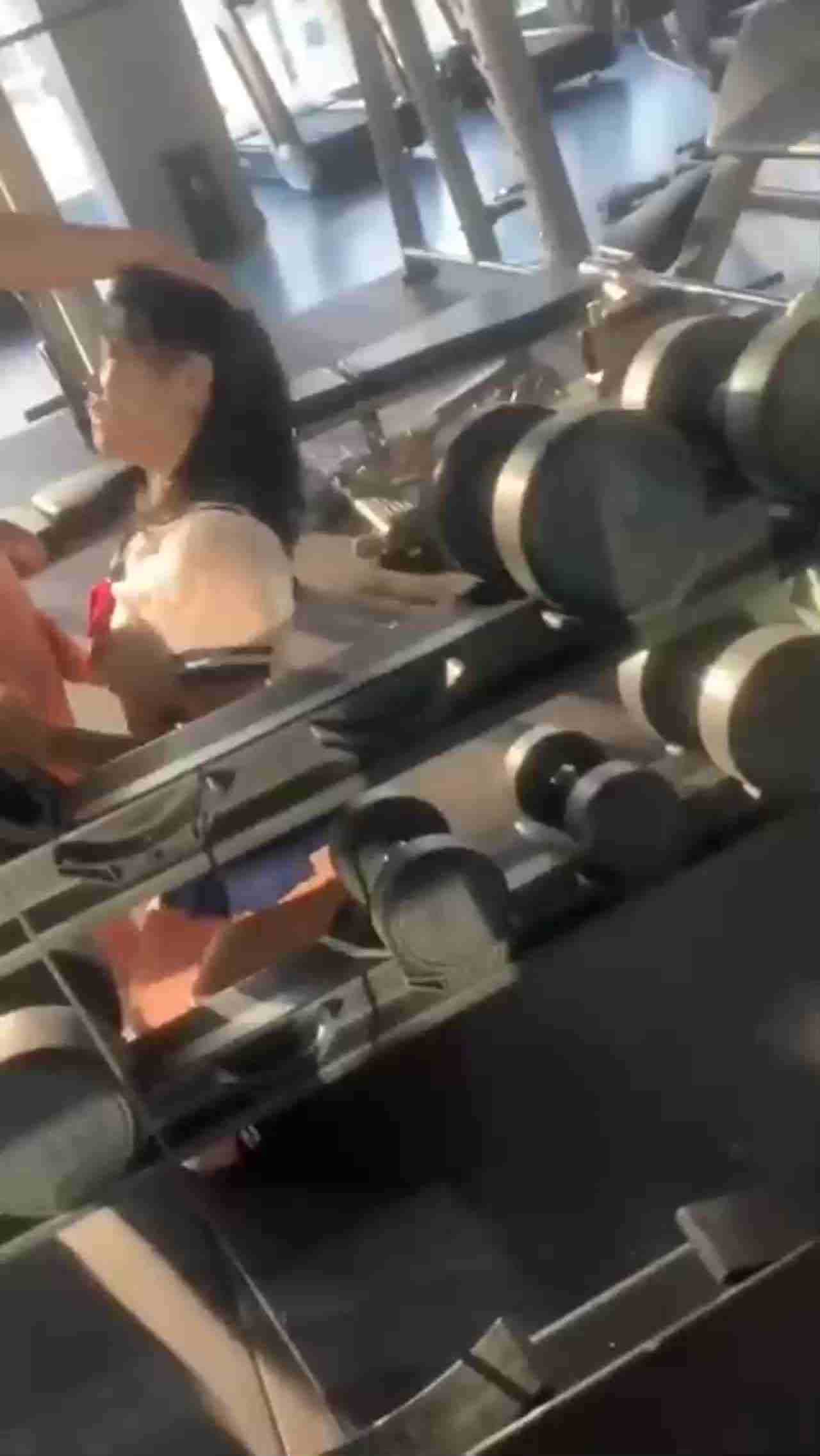  淫荡健身学生口爆教练大肉棒 的剧照2