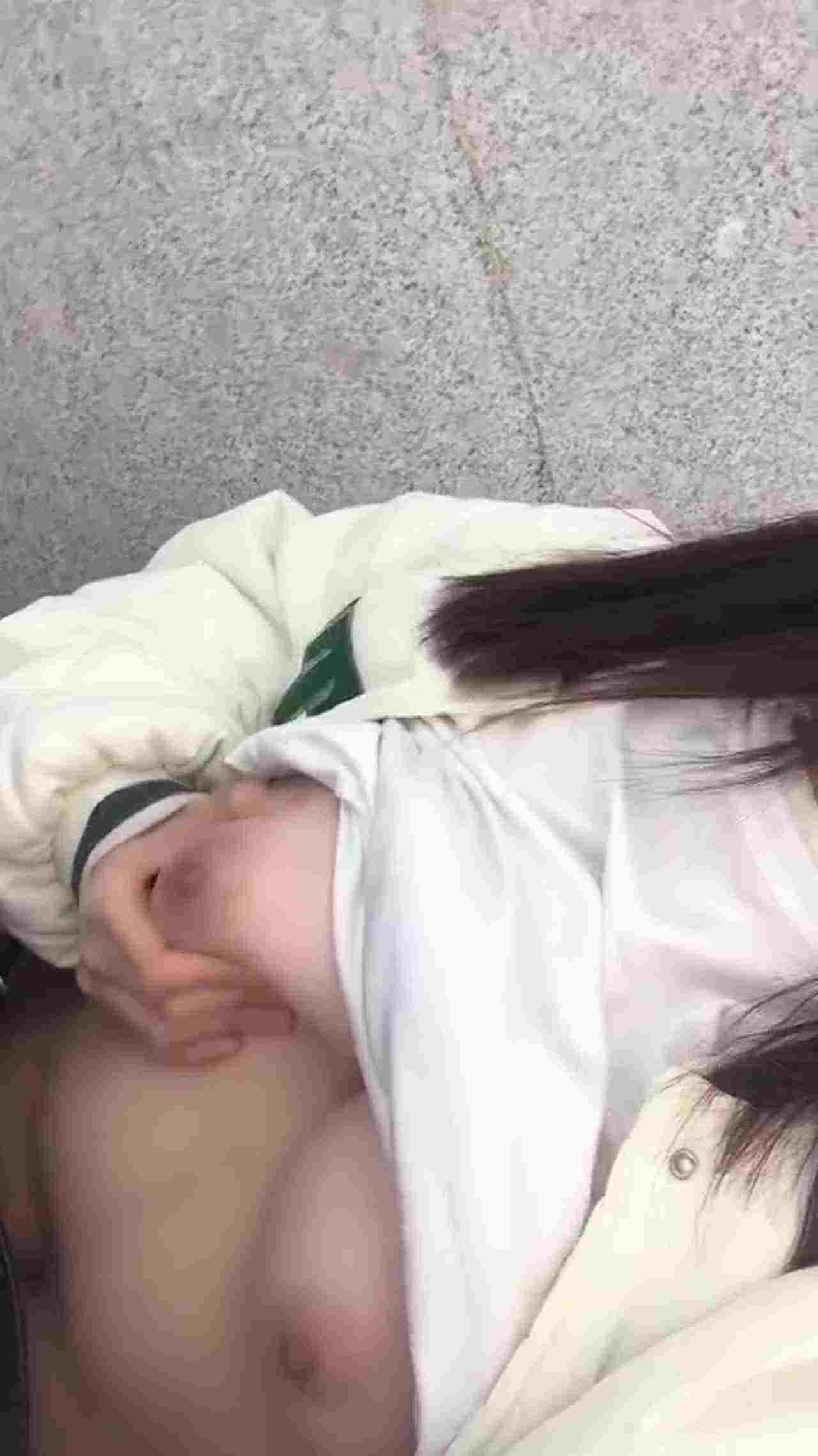  卡哇伊学生妹水手服捏奶自慰 的剧照5