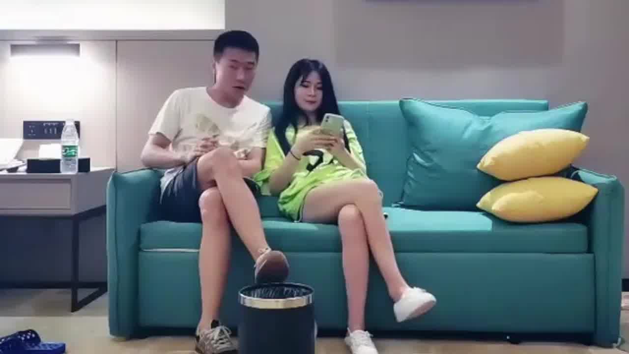  约操大学生，她觉得不够过瘾，打电话叫上闺蜜一起玩双飞 的剧照4