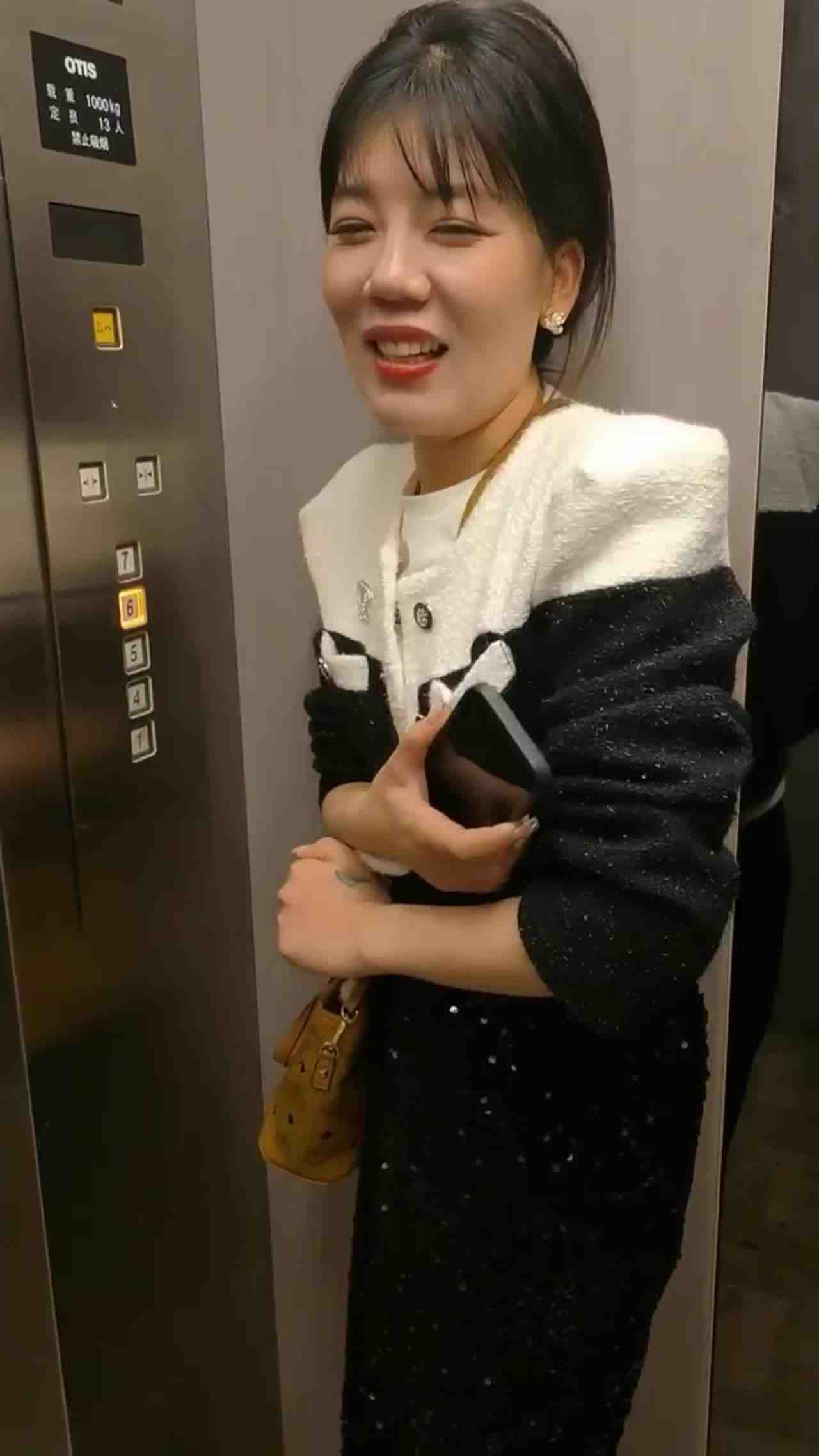  电梯少妇，端庄娴雅，阴道却塞着跳蛋，哥哥各种调教，撒尿，跪着伺候主人！ 的剧照6