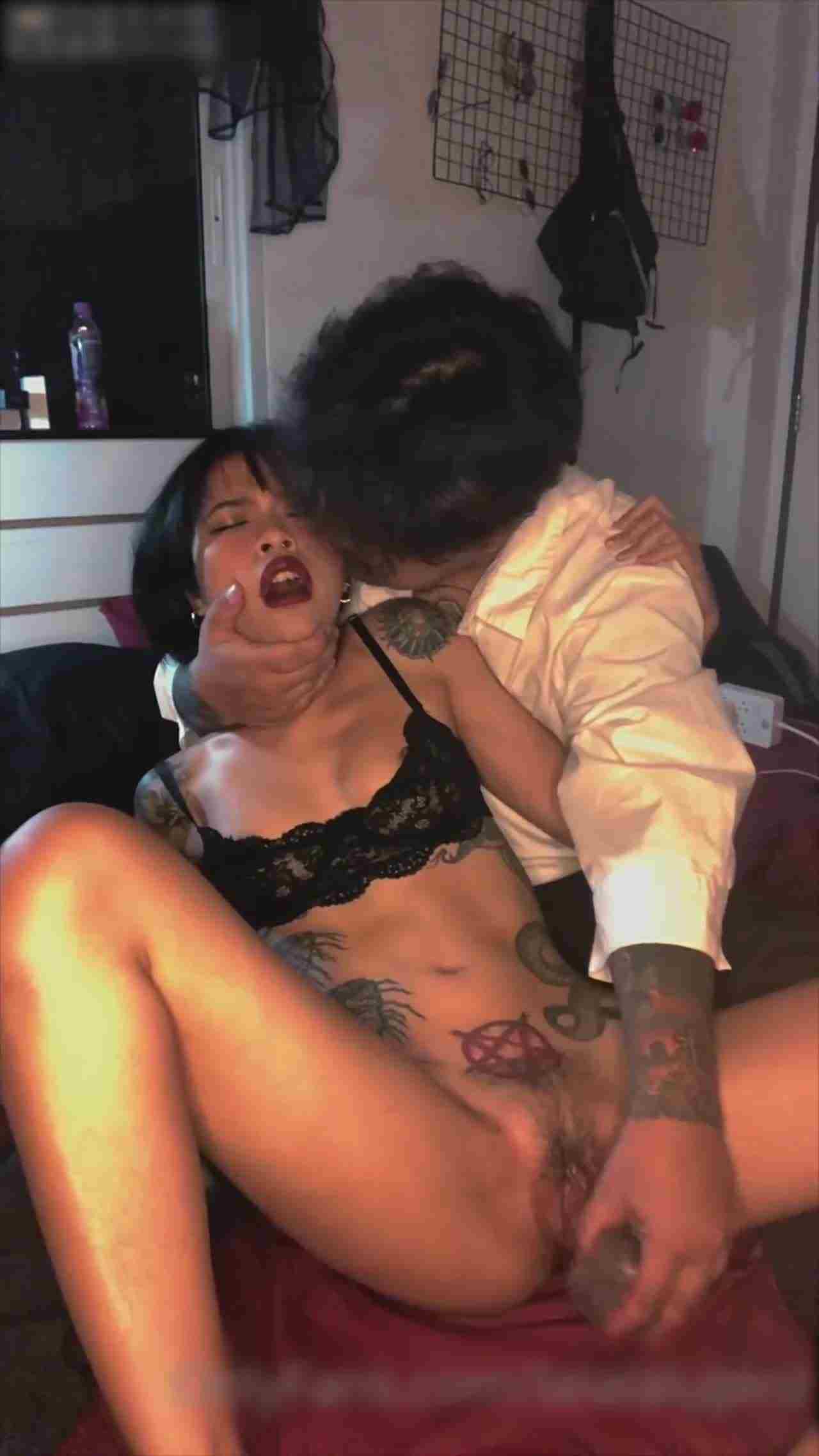  短发辣妹太敏感了～被大叔超强手速玩坏 的剧照2