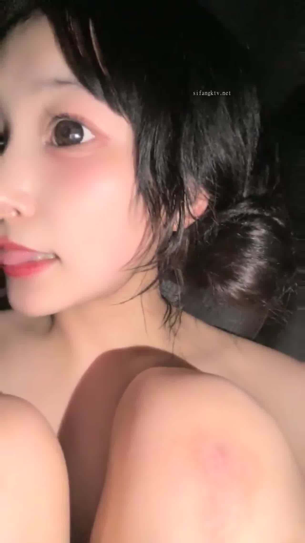  长腿少女直播车震和男友刺激公路 的剧照7